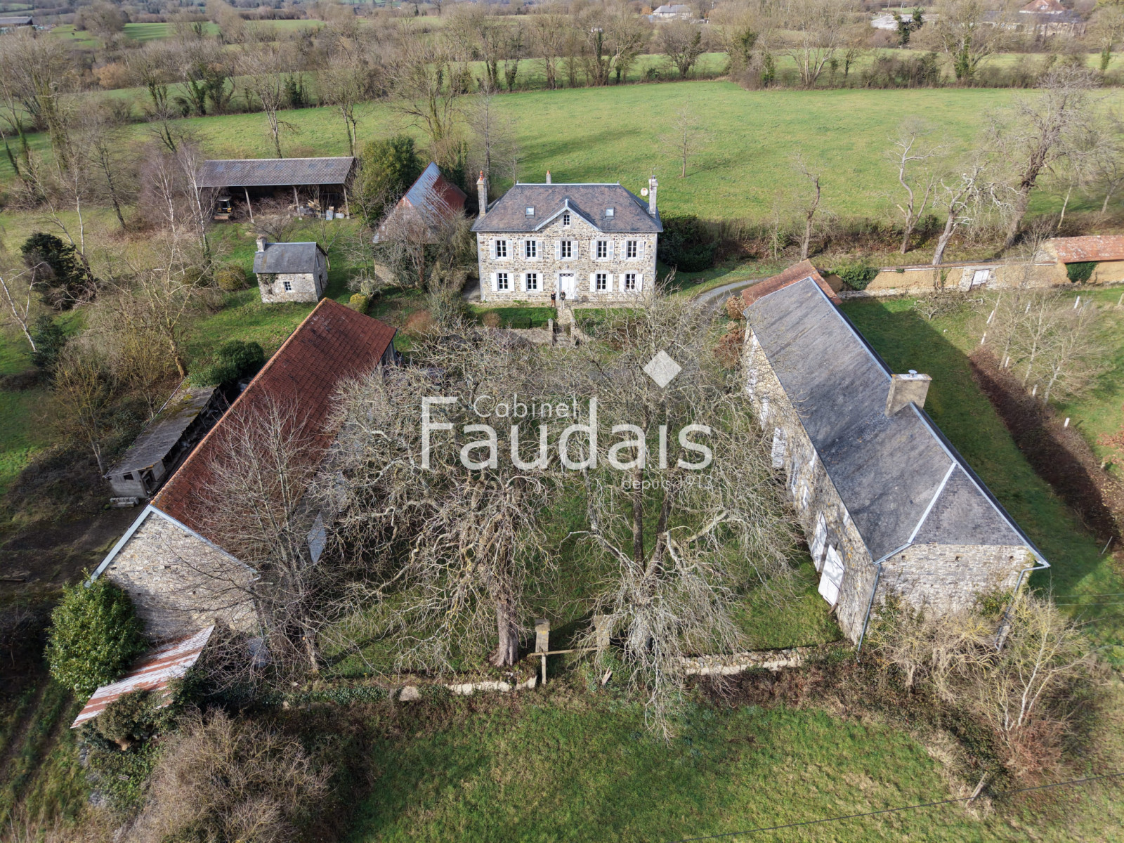 
                                                Vente
                                                 25 minutes de la mer au milieu de 12 hectares