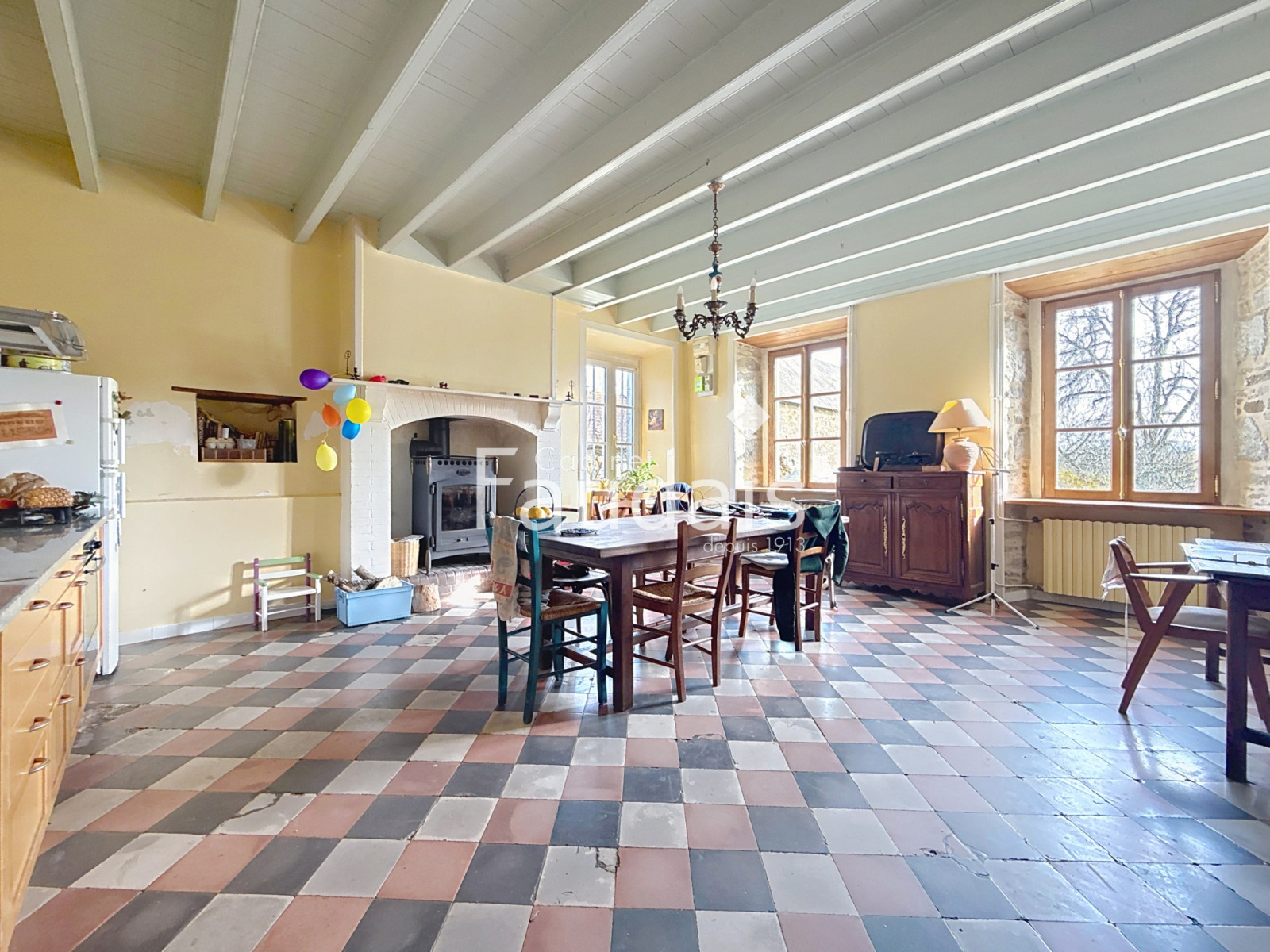 
                                                Vente
                                                 25 minutes de la mer au milieu de 12 hectares