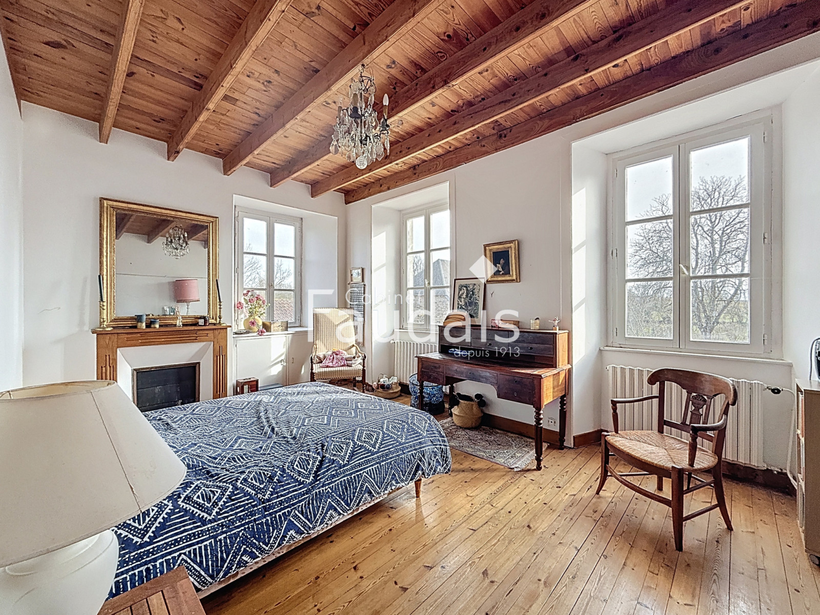 
                                                Vente
                                                 25 minutes de la mer au milieu de 12 hectares