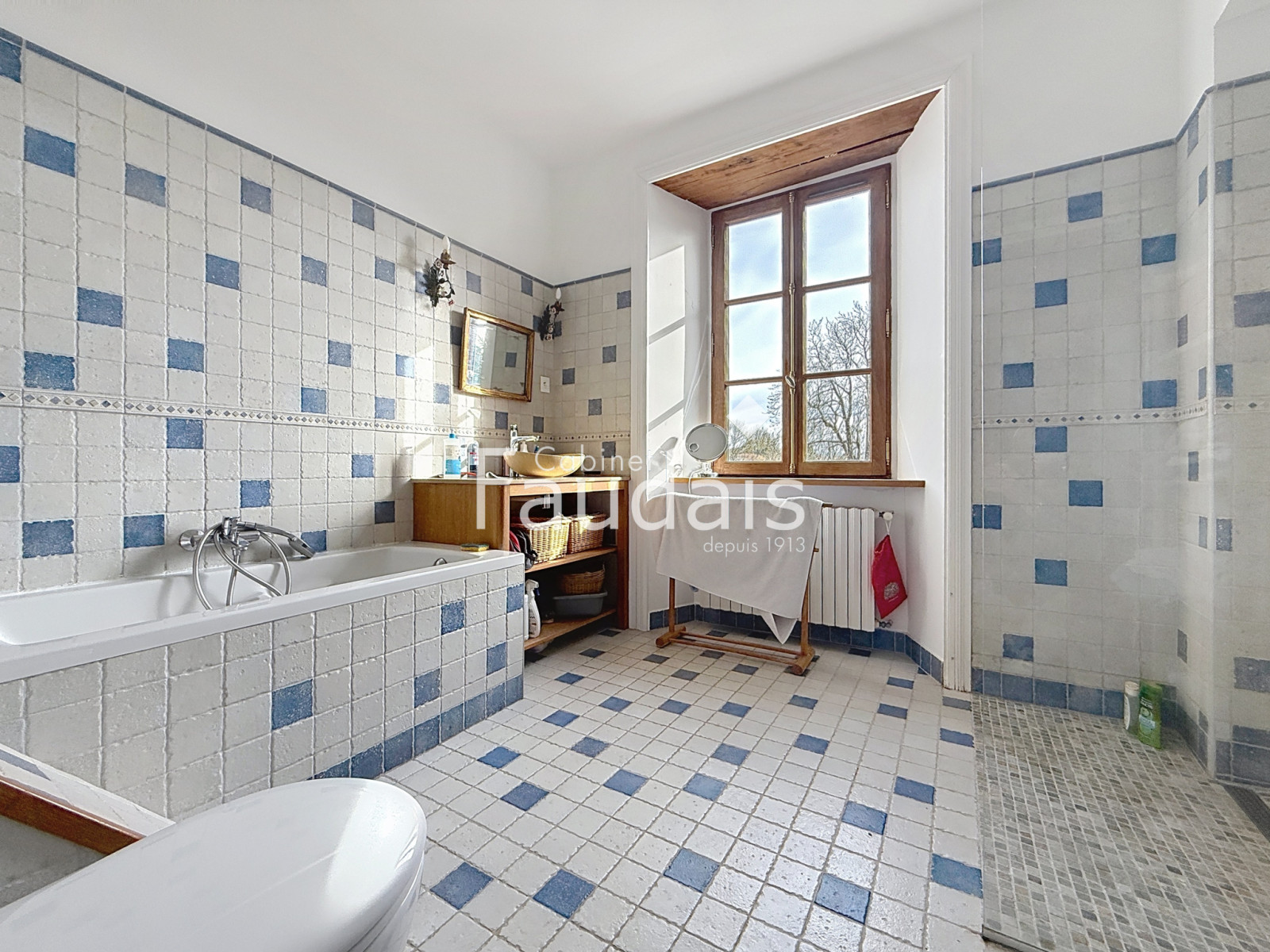 
                                                Vente
                                                 25 minutes de la mer au milieu de 12 hectares