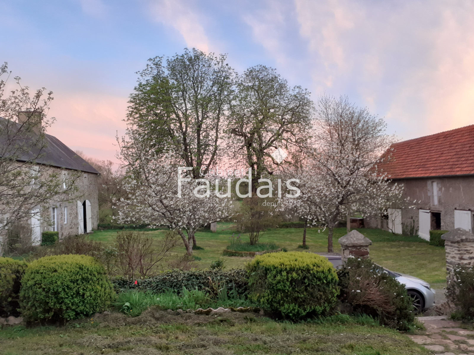 
                                                Vente
                                                 25 minutes de la mer au milieu de 12 hectares