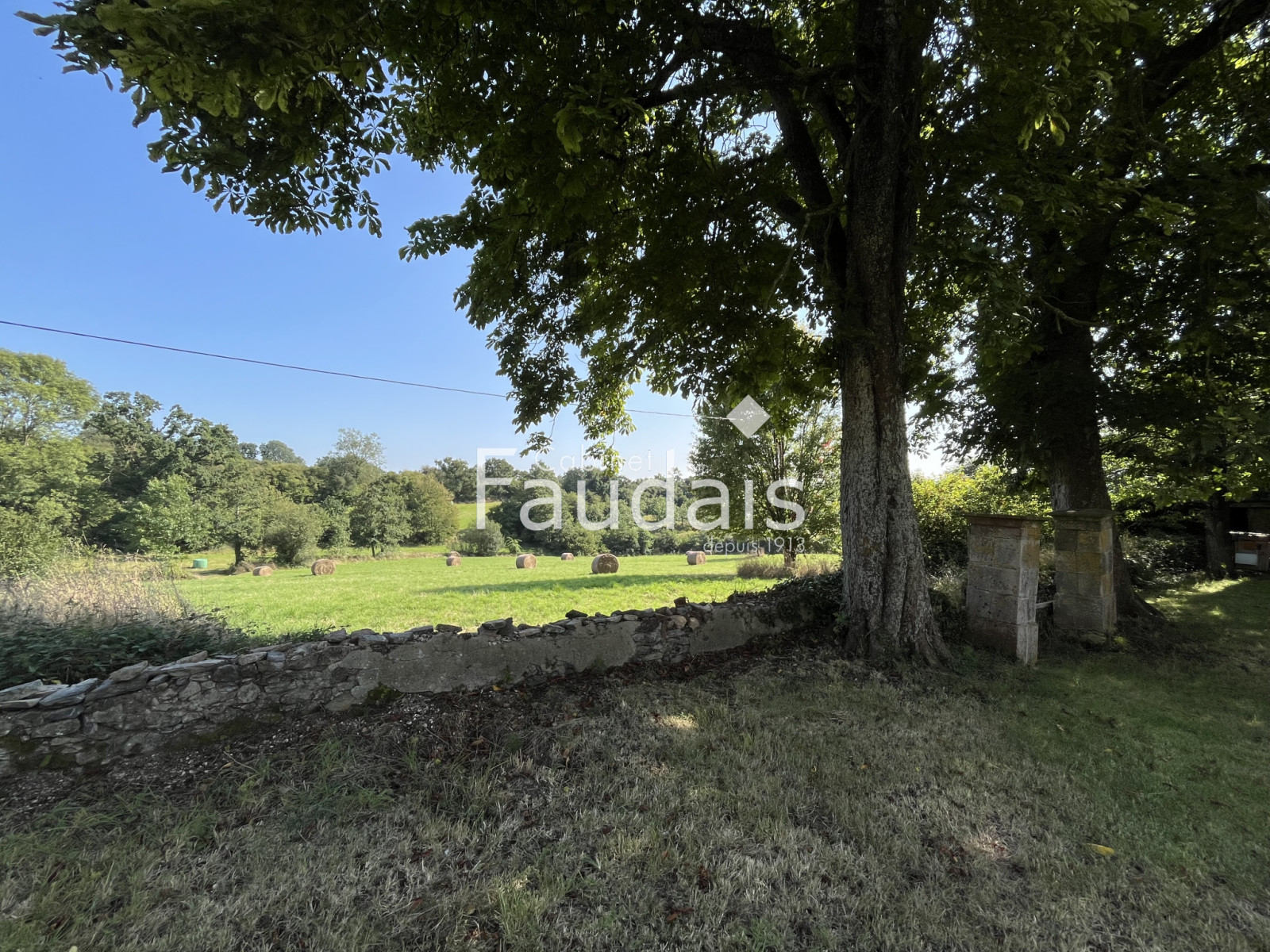 
                                                Vente
                                                 25 minutes de la mer au milieu de 12 hectares