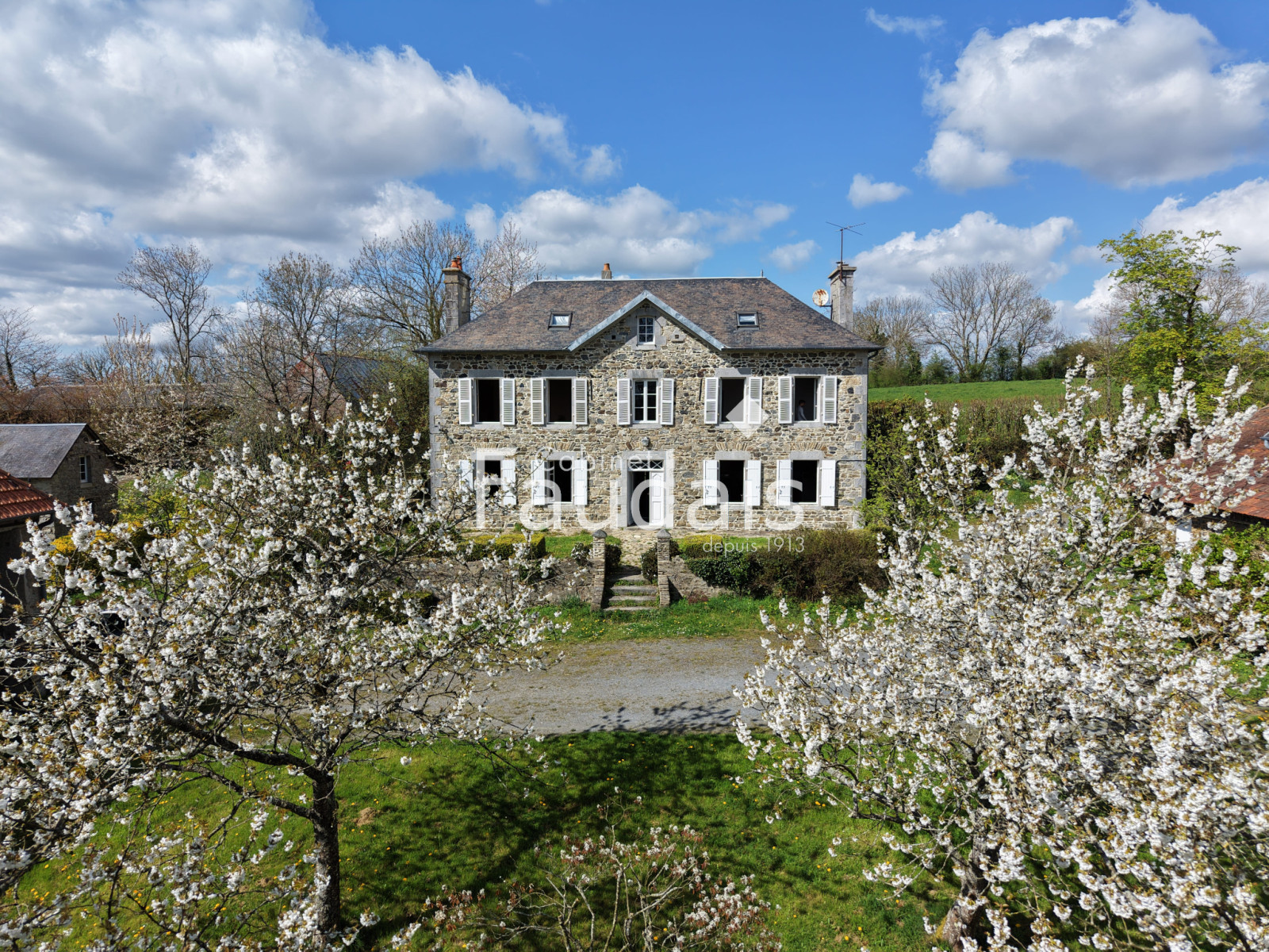 
                                                Vente
                                                 25 minutes de la mer au milieu de 12 hectares
