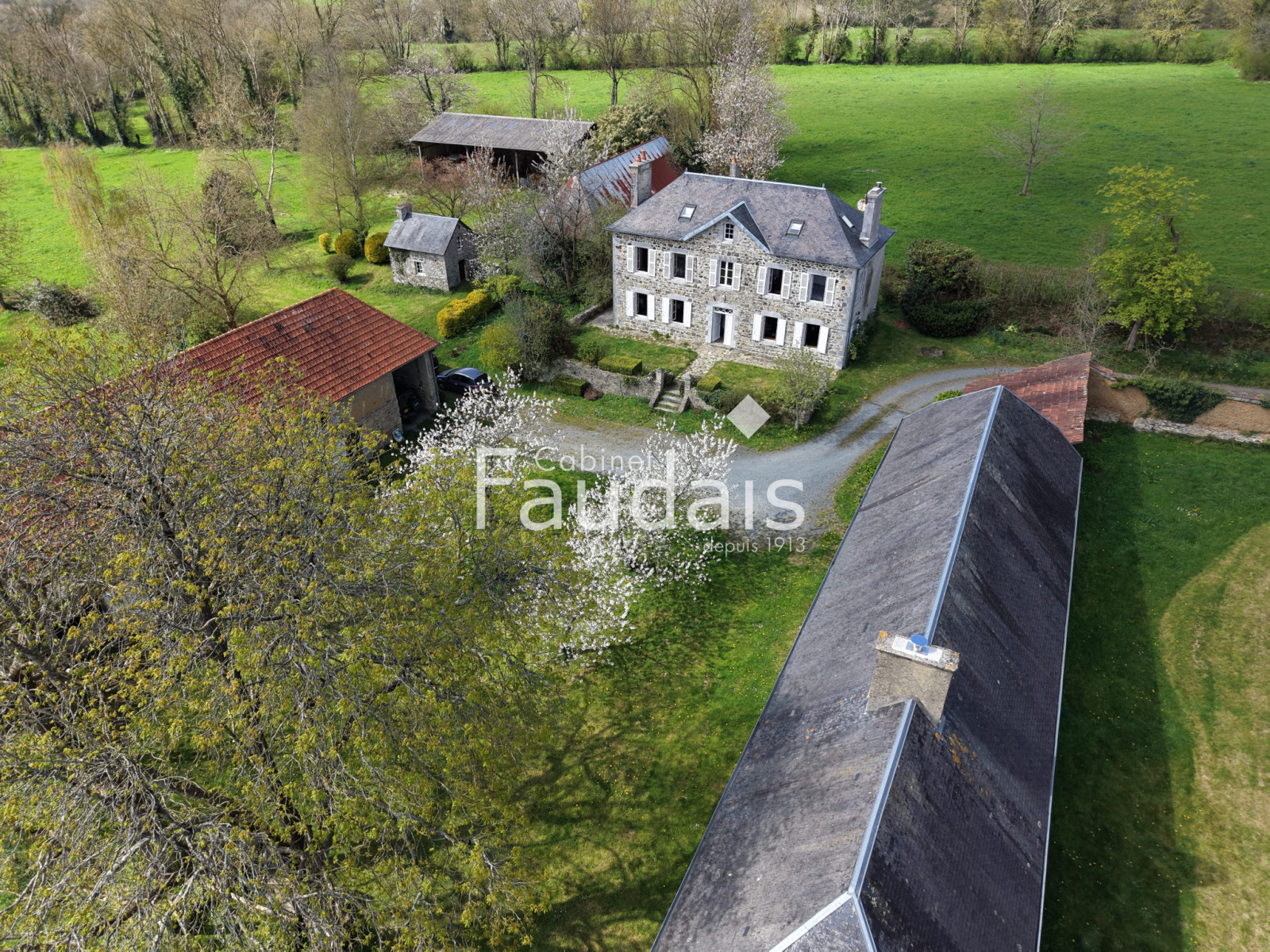
                                                Vente
                                                 25 minutes de la mer au milieu de 12 hectares