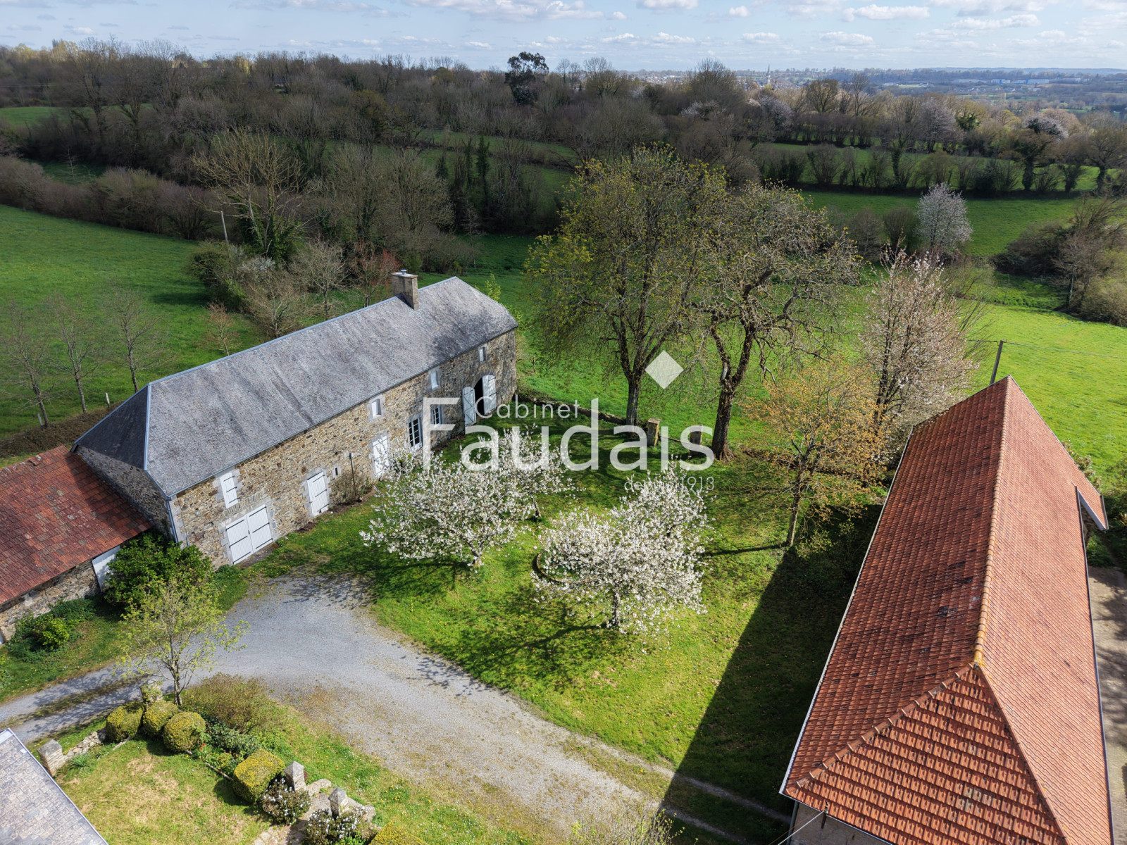
                                                Vente
                                                 25 minutes de la mer au milieu de 12 hectares