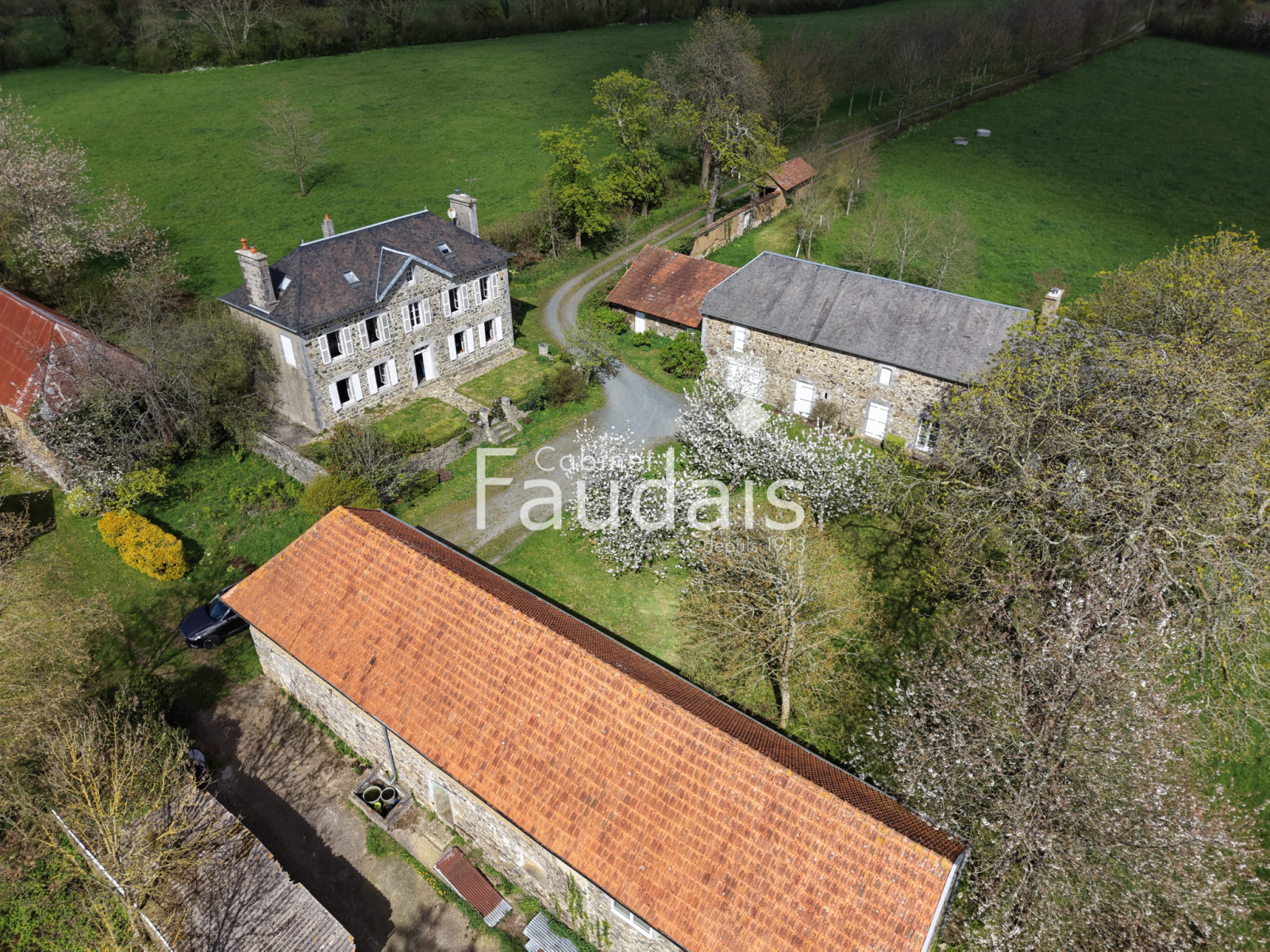 
                                                Vente
                                                 25 minutes de la mer au milieu de 12 hectares