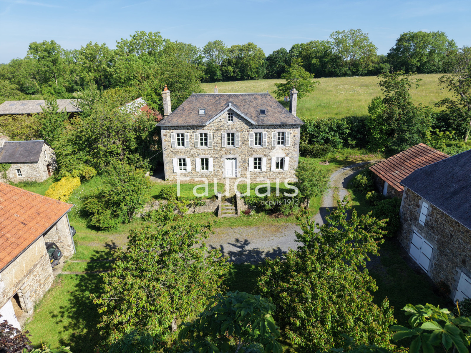 
                                                Vente
                                                 25 minutes de la mer au milieu de 12 hectares