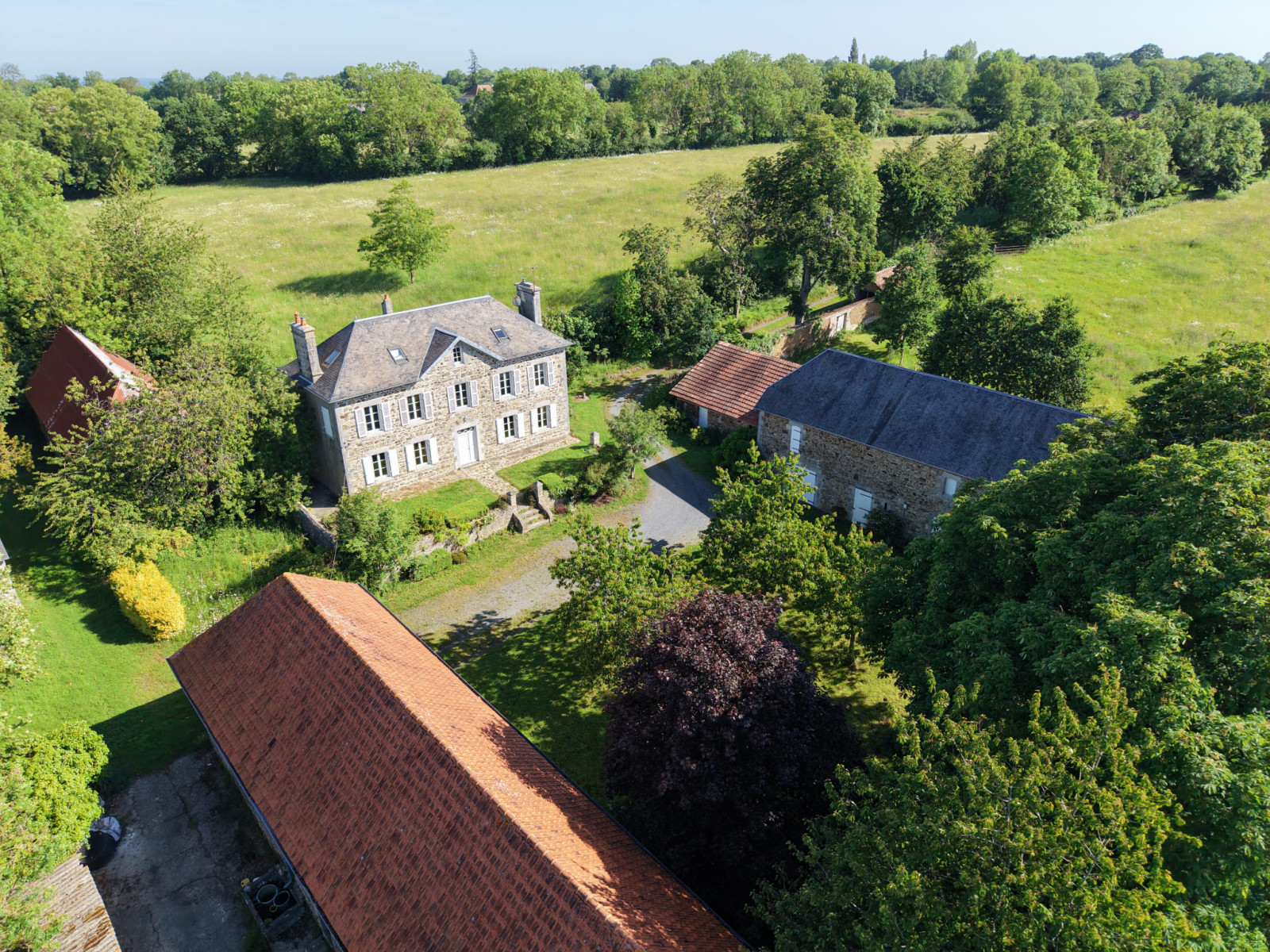 
                                                Vente
                                                 25 minutes de la mer au milieu de 12 hectares