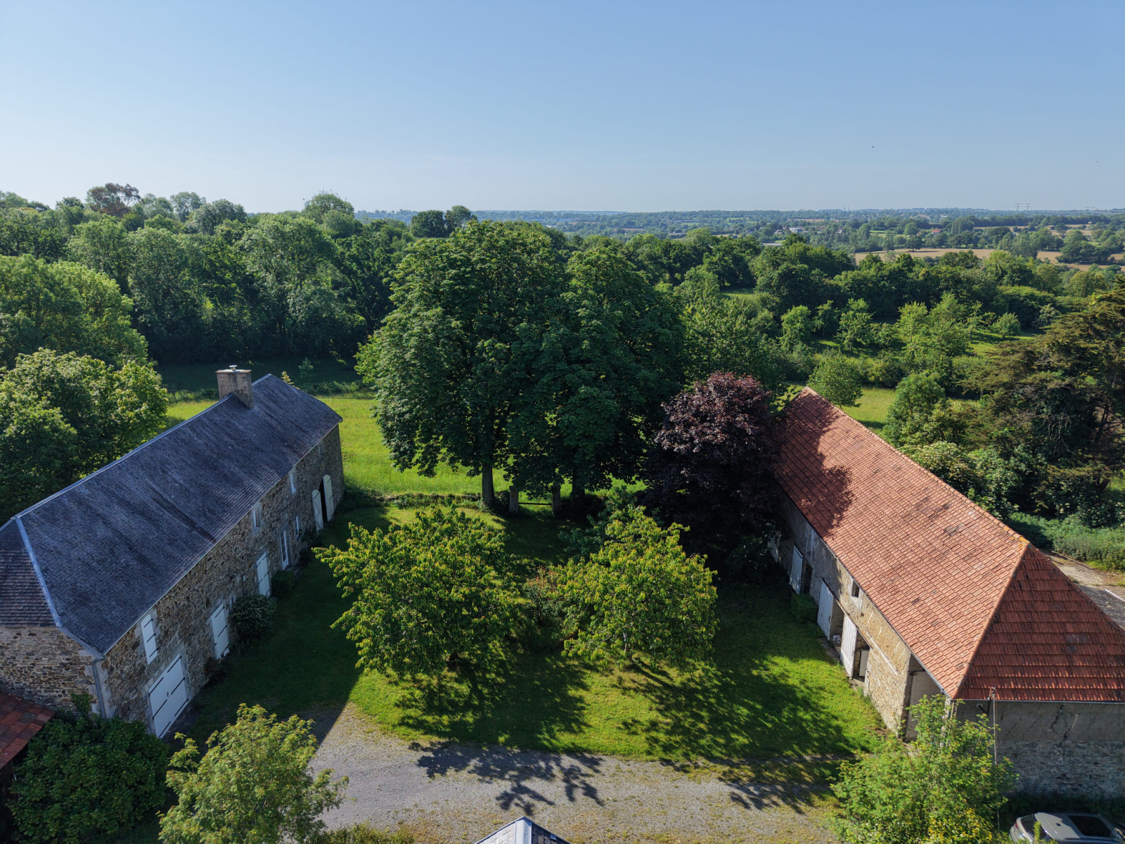 
                                                Vente
                                                 25 minutes de la mer au milieu de 12 hectares