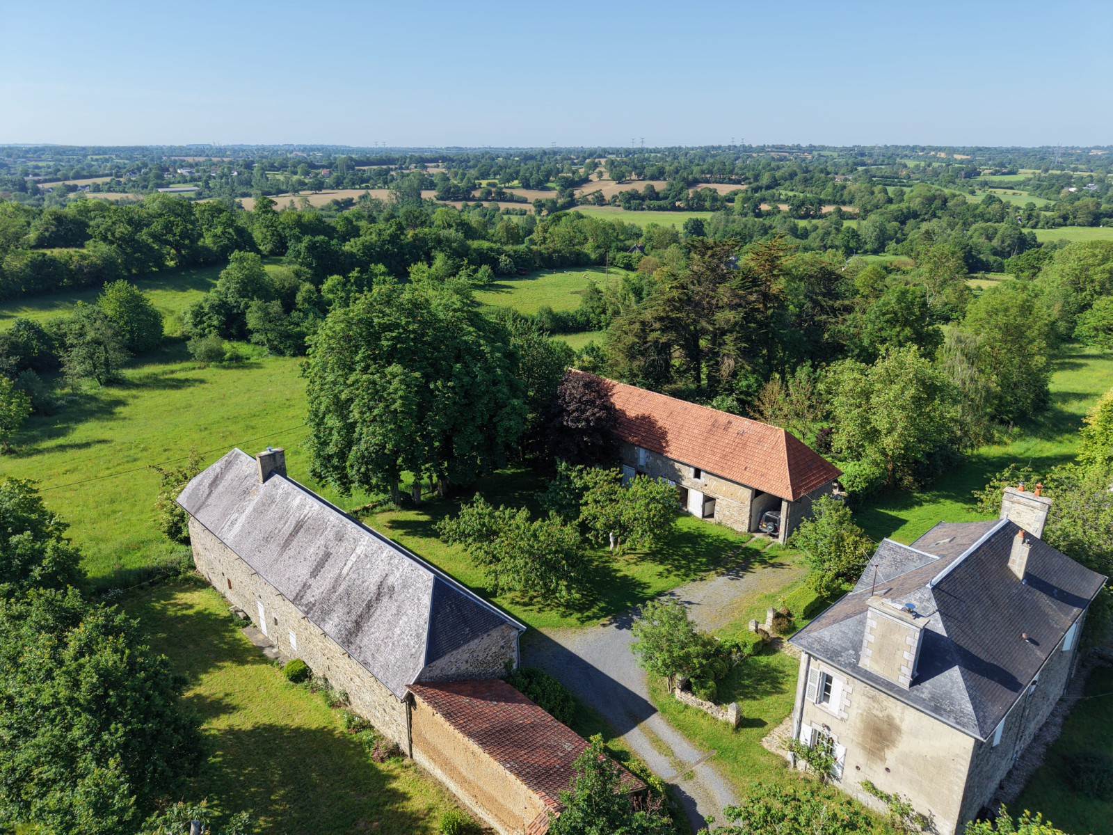 
                                                Vente
                                                 25 minutes de la mer au milieu de 12 hectares