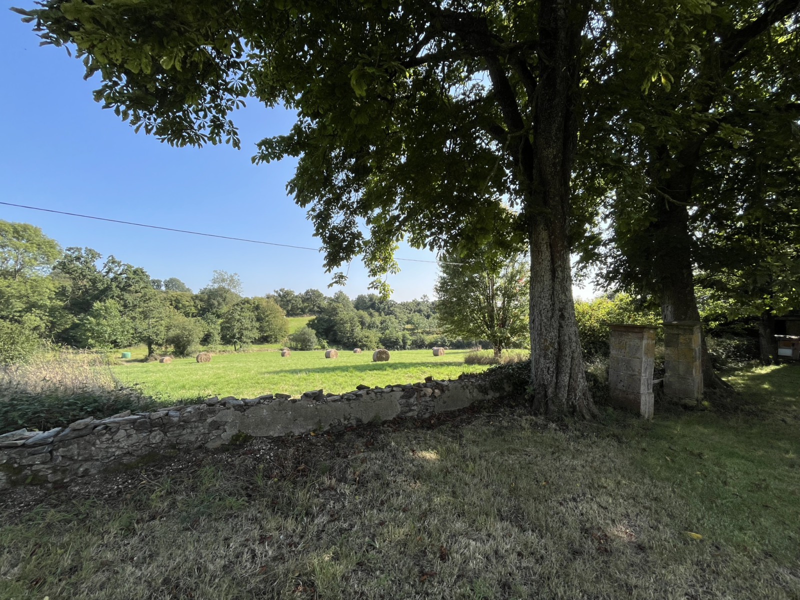 
                                                Vente
                                                 25 minutes de la mer au milieu de 12 hectares