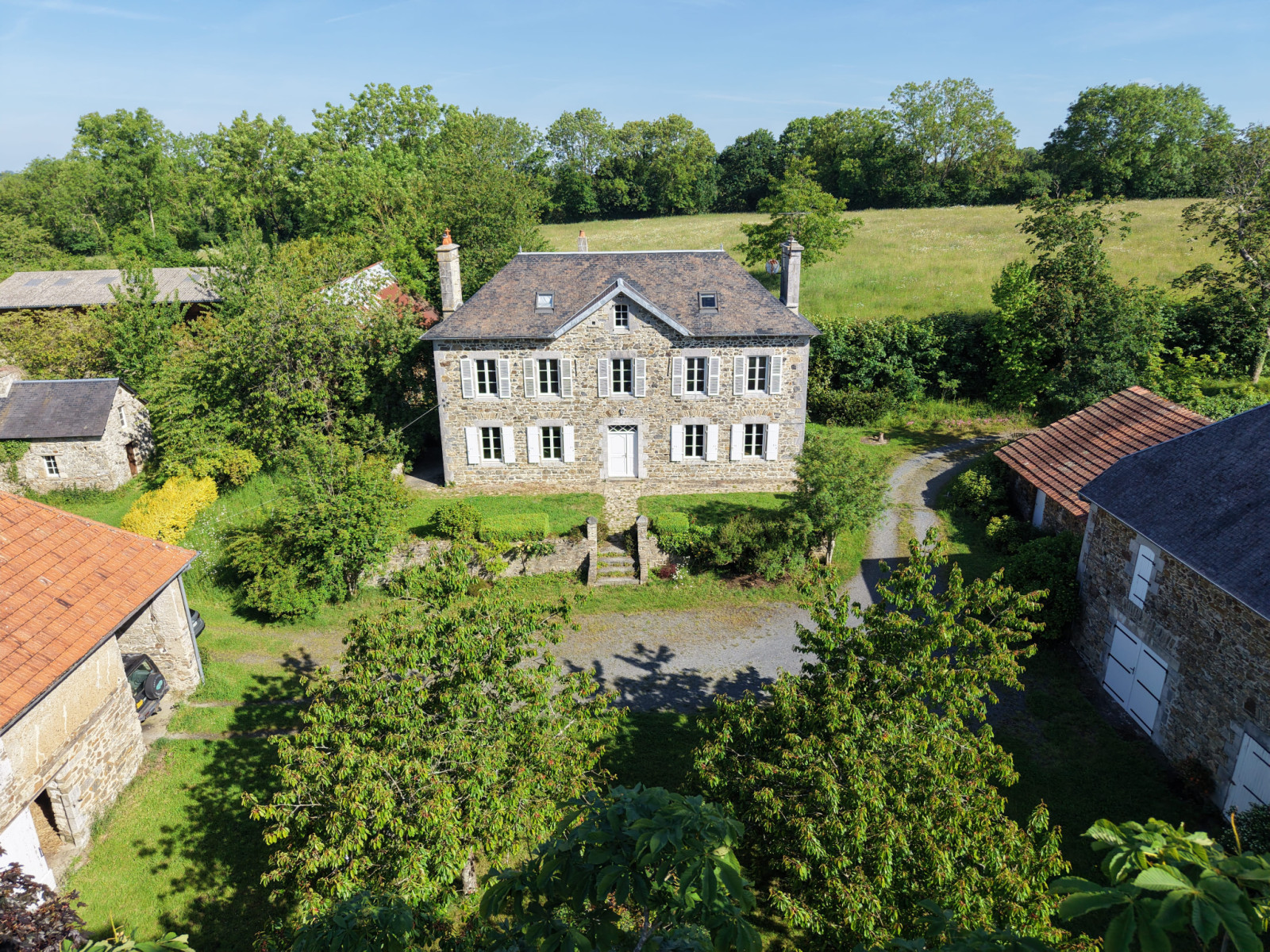 
                                                Vente
                                                 25 minutes de la mer au milieu de 12 hectares