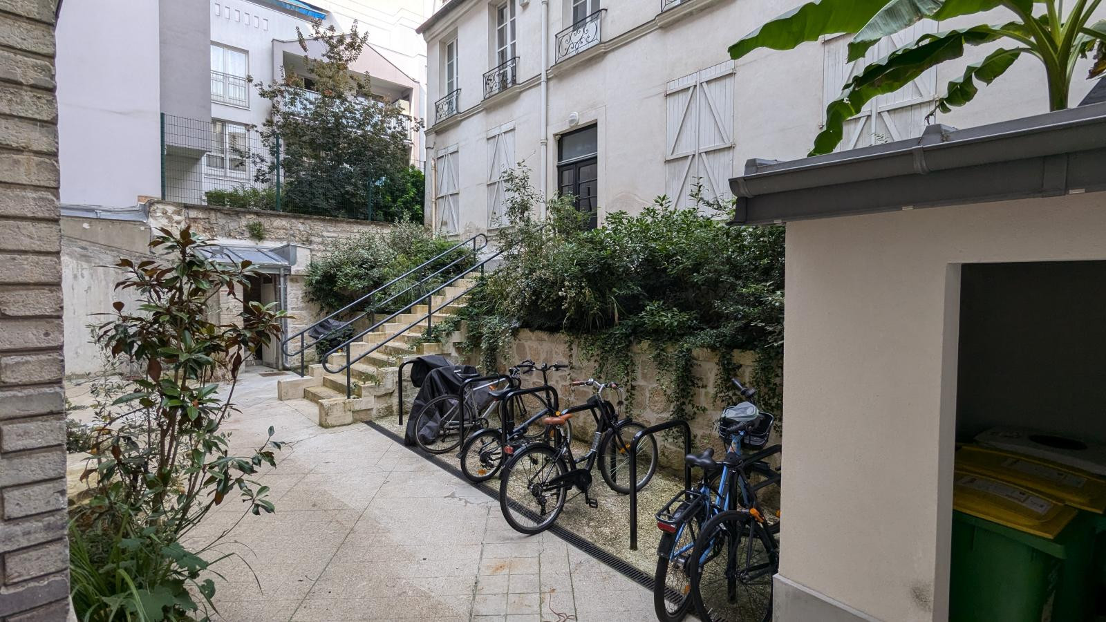 
                                                Location
                                                 2P meublé 60m² calme Père Lachaise avec cachet