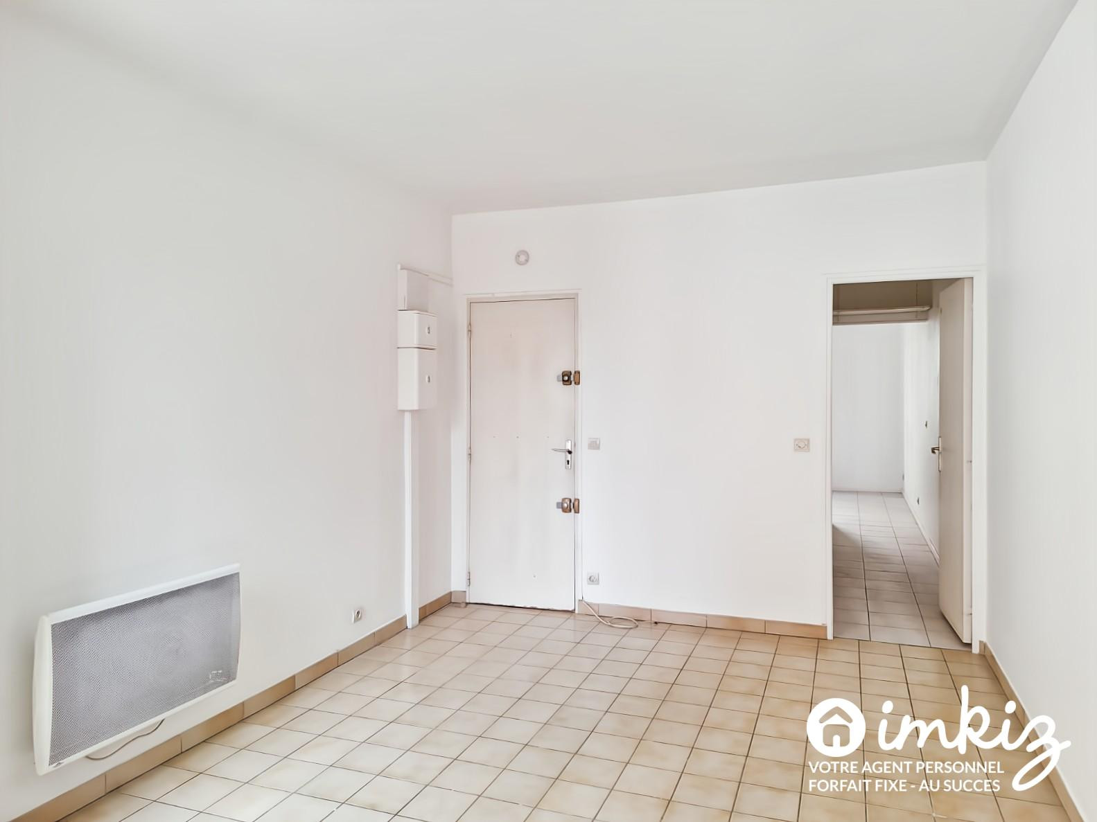 
                                                Vente
                                                 2P traversant, beau potentiel à Vincennes
