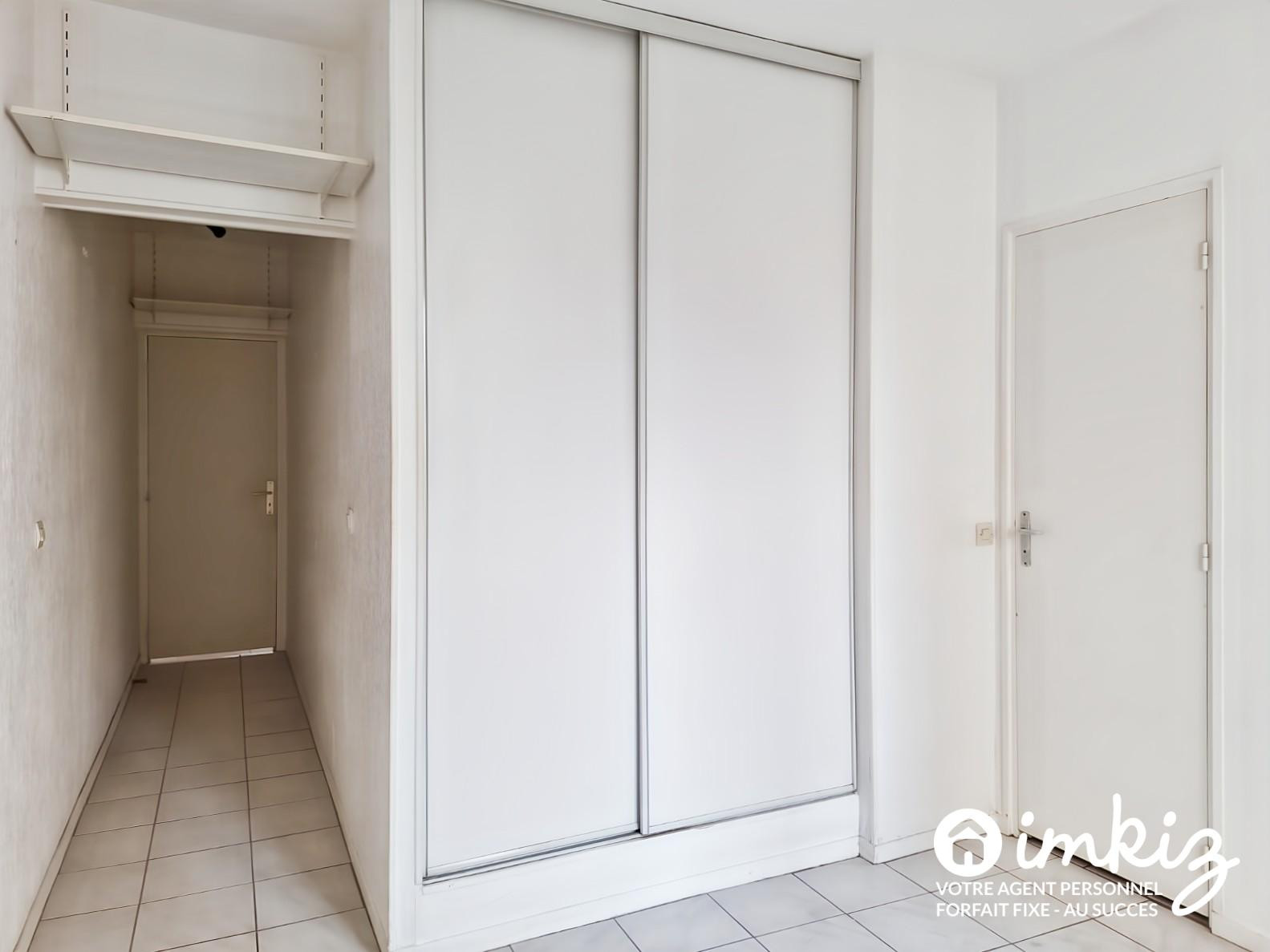 
                                                Vente
                                                 2P traversant, beau potentiel à Vincennes