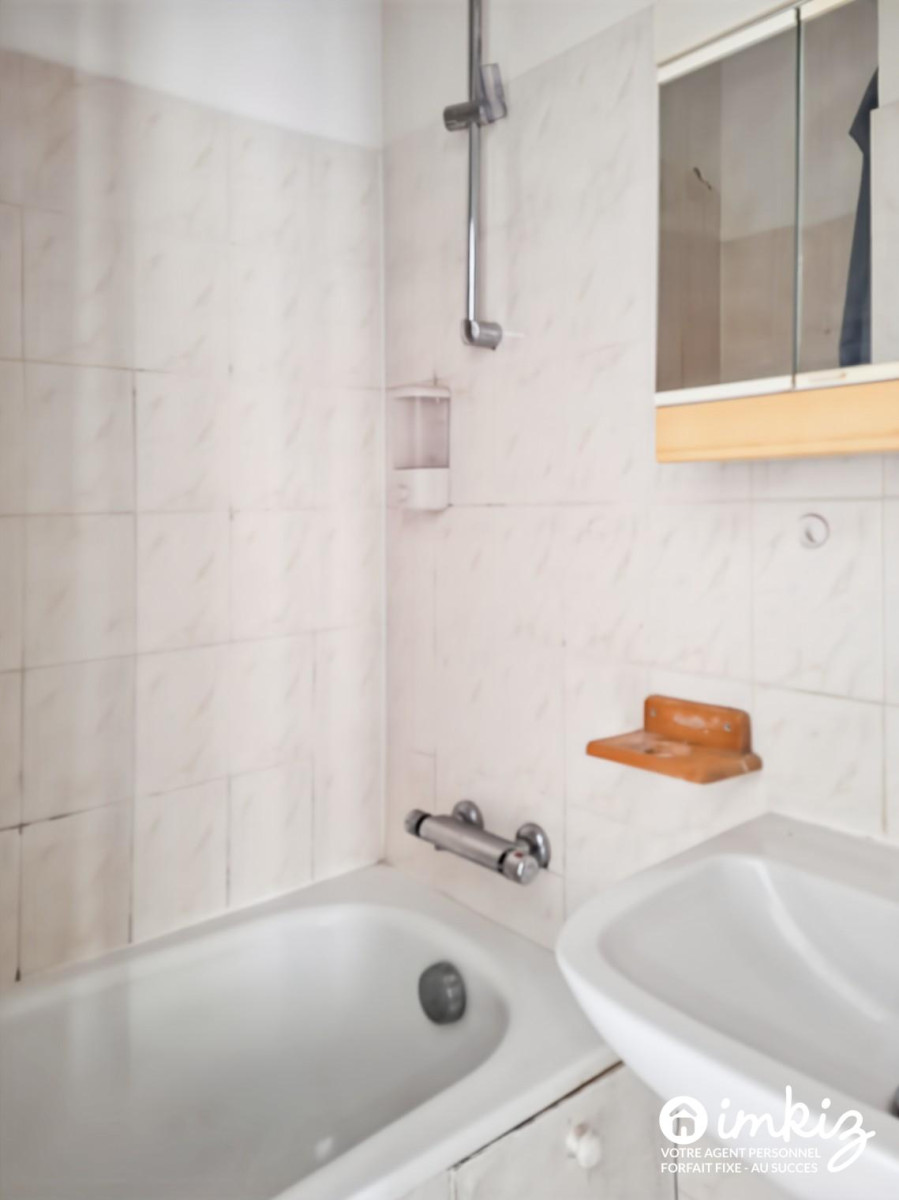 
                                                Vente
                                                 2P traversant, beau potentiel à Vincennes
