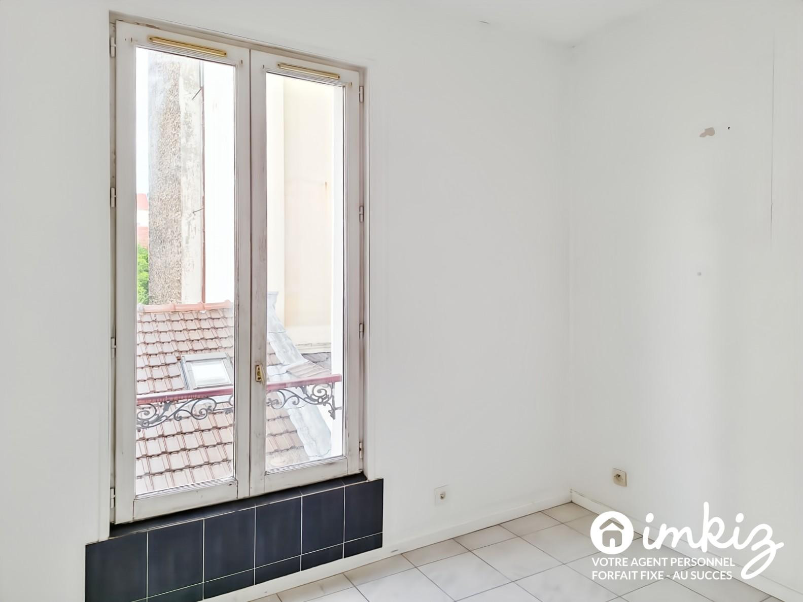 
                                                Vente
                                                 2P traversant, beau potentiel à Vincennes