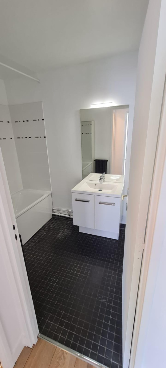 
                                                Location
                                                 3/4 pièces 77 m2 refait a neuf