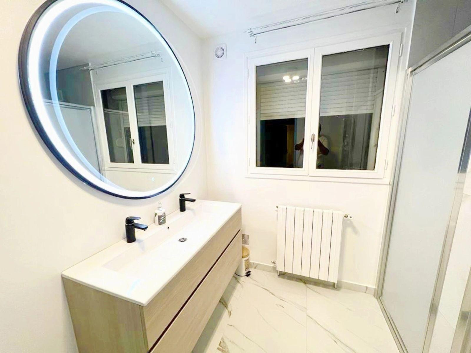 
                                                Colocation
                                                 3 chambres dispo dans grande coloc 240m²