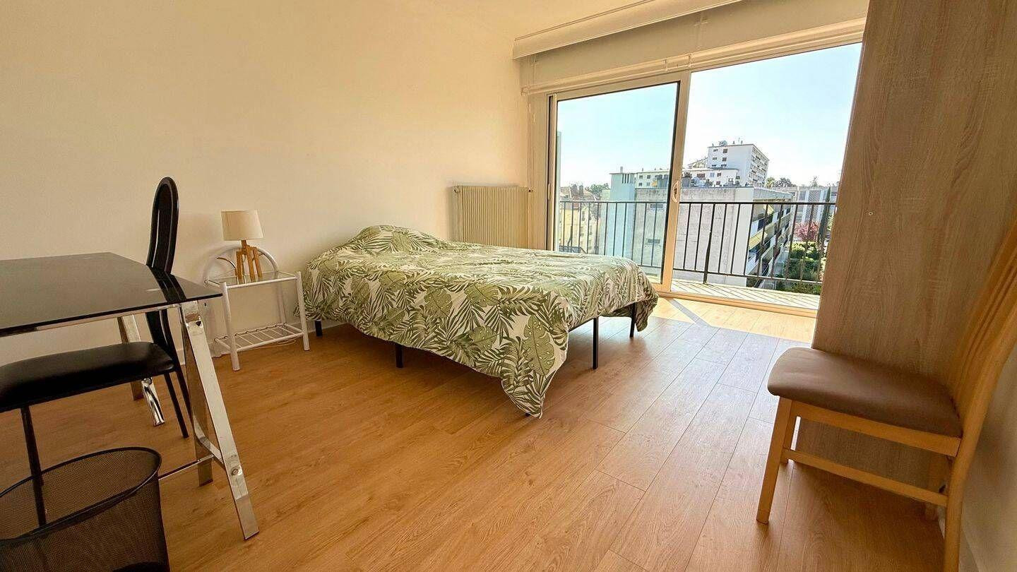 
                                                Colocation
                                                 3 chambres spacieuses 16m² dans belle coloc 100m²