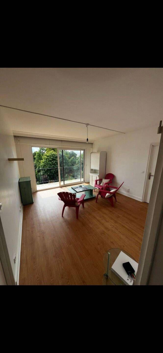 
                                                Colocation
                                                 3 chambres spacieuses 16m² dans belle coloc 100m²