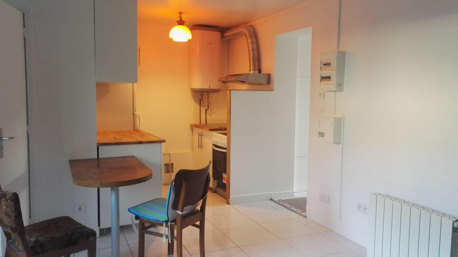 
                                                Location
                                                 3 Pièce meublé refait à neuf avec jardin.