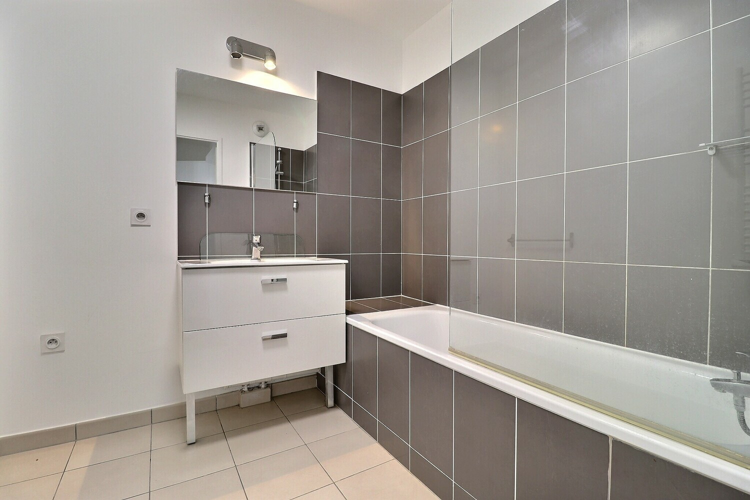 
                                                Vente
                                                 3 pièces avec terrasse - centre ville - 2015