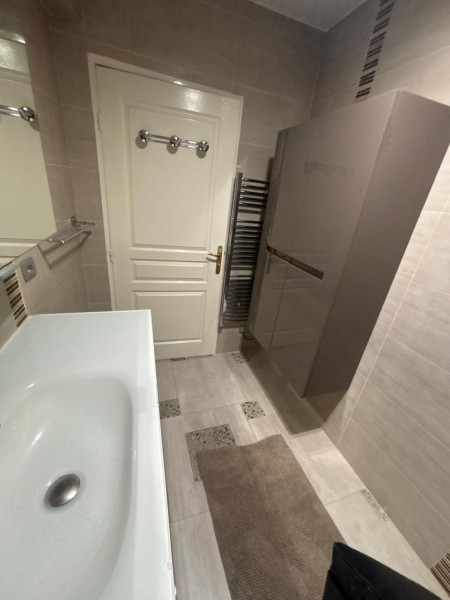 
                                                Location
                                                 3 pièces balcon