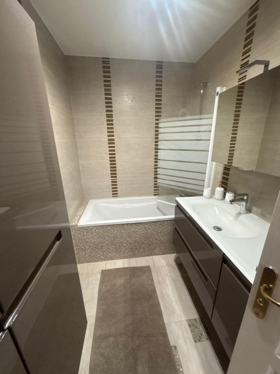 
                                                Location
                                                 3 pièces balcon