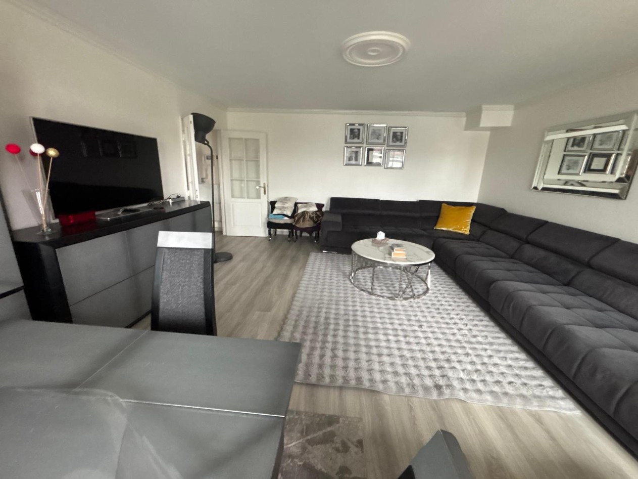 
                                                Location
                                                 3 pièces balcon