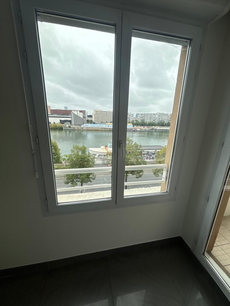 
                                                Location
                                                 3 pièces balcon