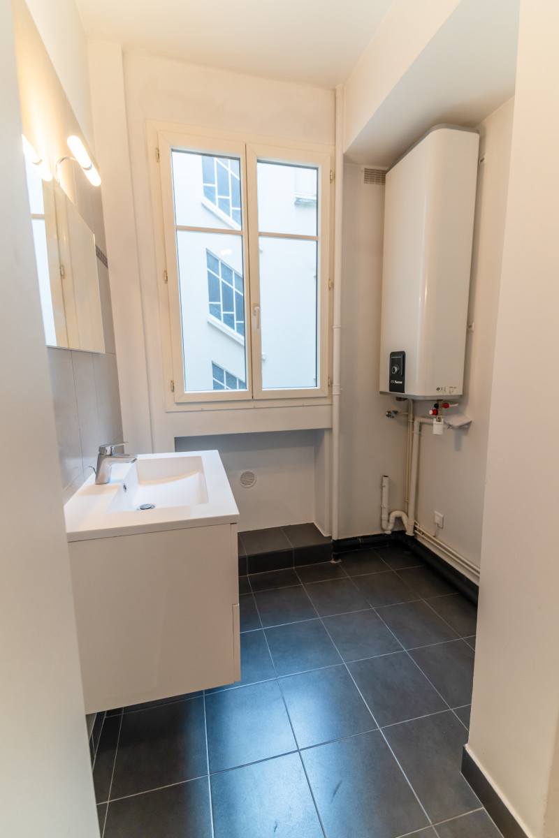 
                                                Vente
                                                 3 PIECES SUR RUE