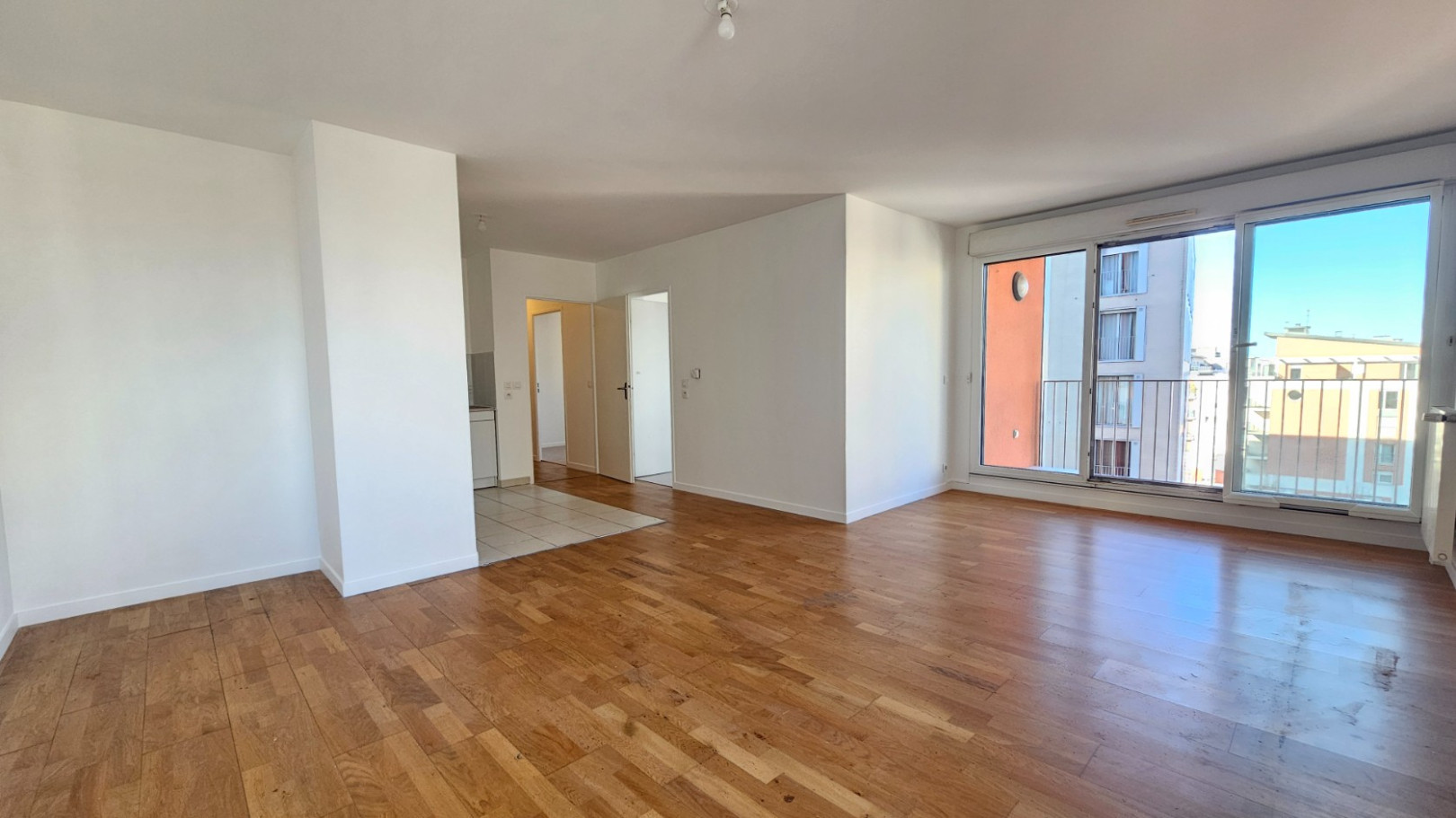 
                                                Vente
                                                 3 PIECES TRES BON ETAT