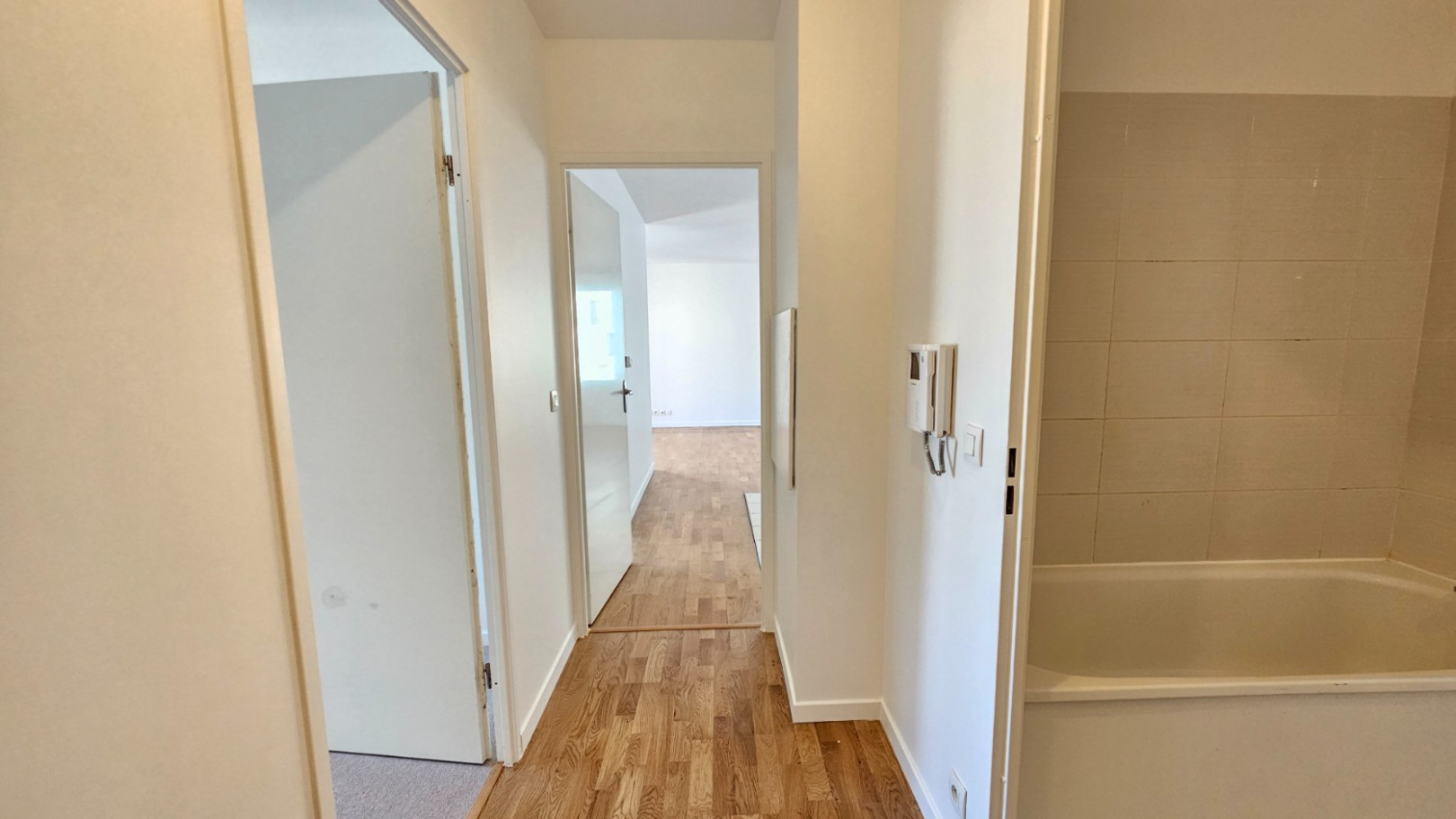 
                                                Vente
                                                 3 PIECES TRES BON ETAT