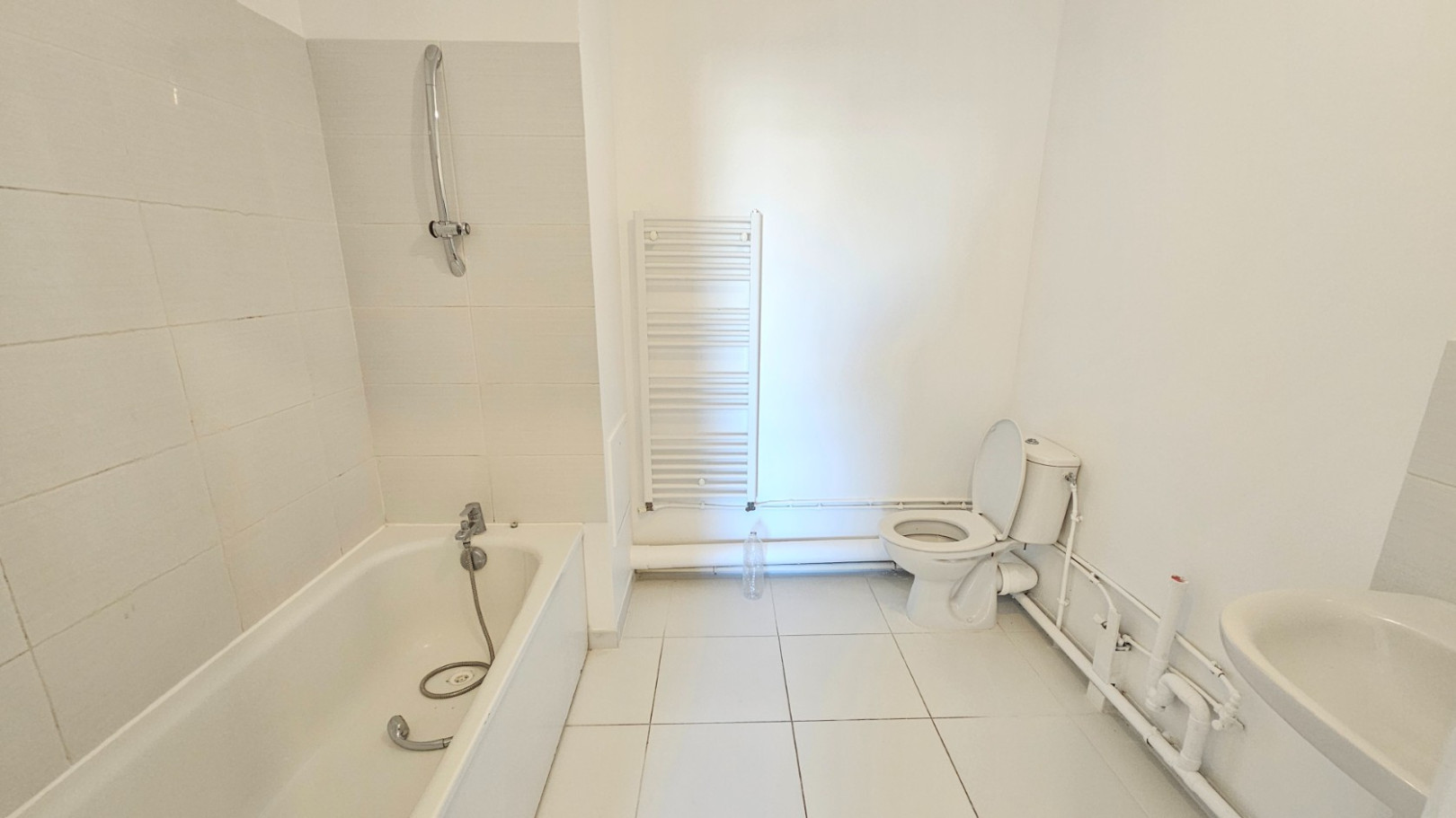 
                                                Vente
                                                 3 PIECES TRES BON ETAT