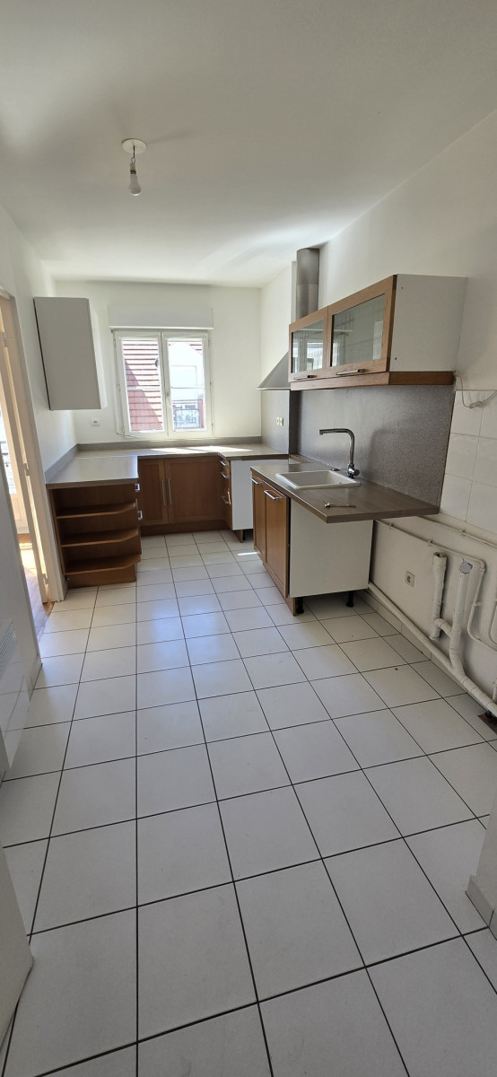 
                                                Location
                                                 4/5 PIECES +2 PARKING+ CAVE + PETIT BALCON