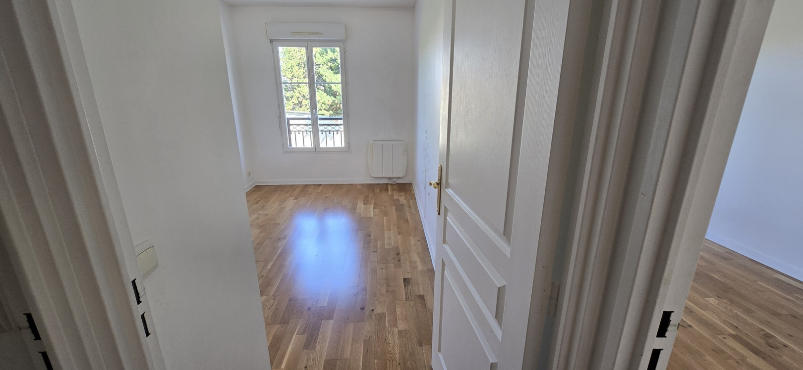 
                                                Location
                                                 4/5 PIECES +2 PARKING+ CAVE + PETIT BALCON
