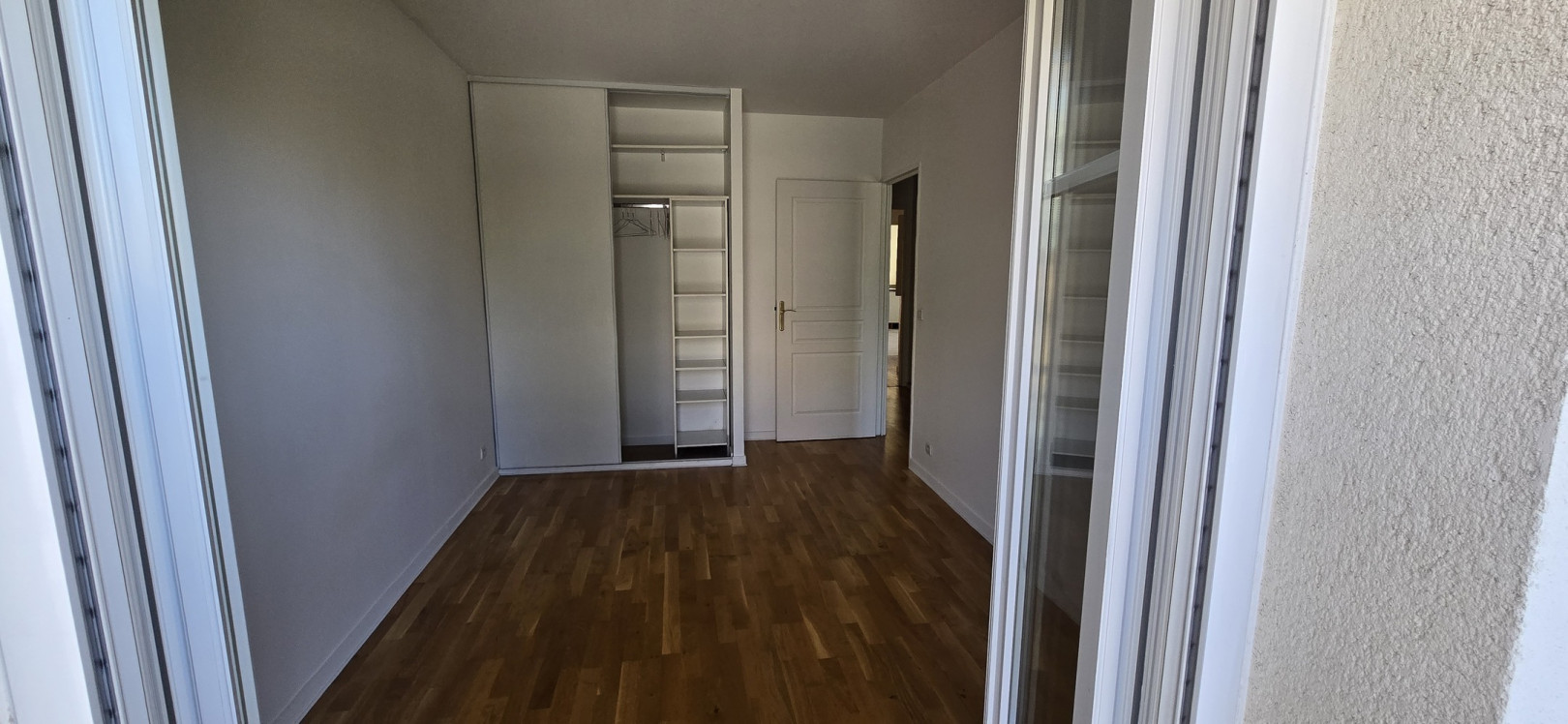 
                                                Location
                                                 4/5 PIECES +2 PARKING+ CAVE + PETIT BALCON