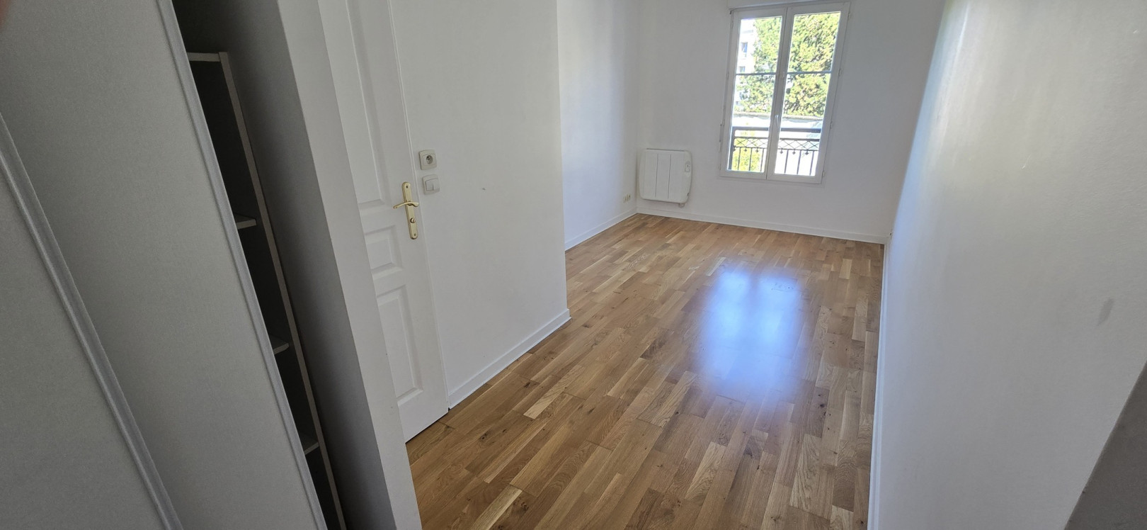 
                                                Location
                                                 4/5 PIECES +2 PARKING+ CAVE + PETIT BALCON