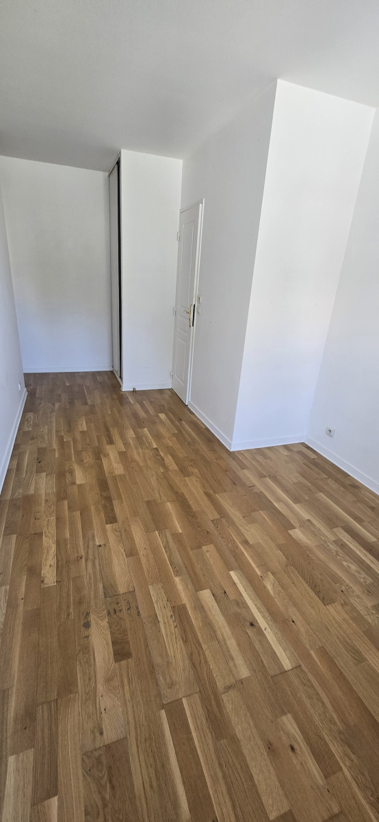 
                                                Location
                                                 4/5 PIECES +2 PARKING+ CAVE + PETIT BALCON