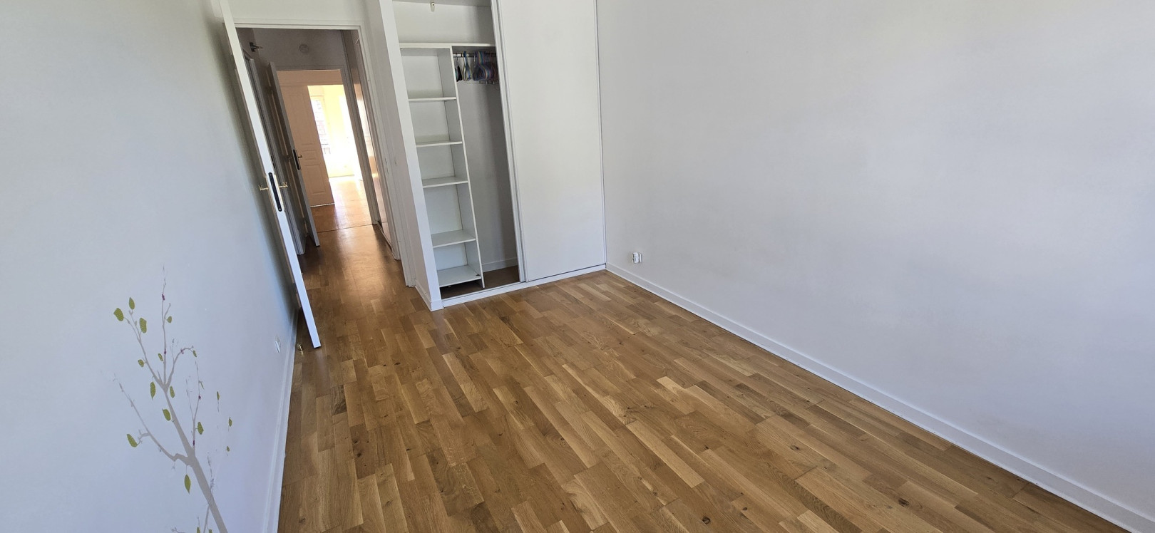 
                                                Location
                                                 4/5 PIECES +2 PARKING+ CAVE + PETIT BALCON