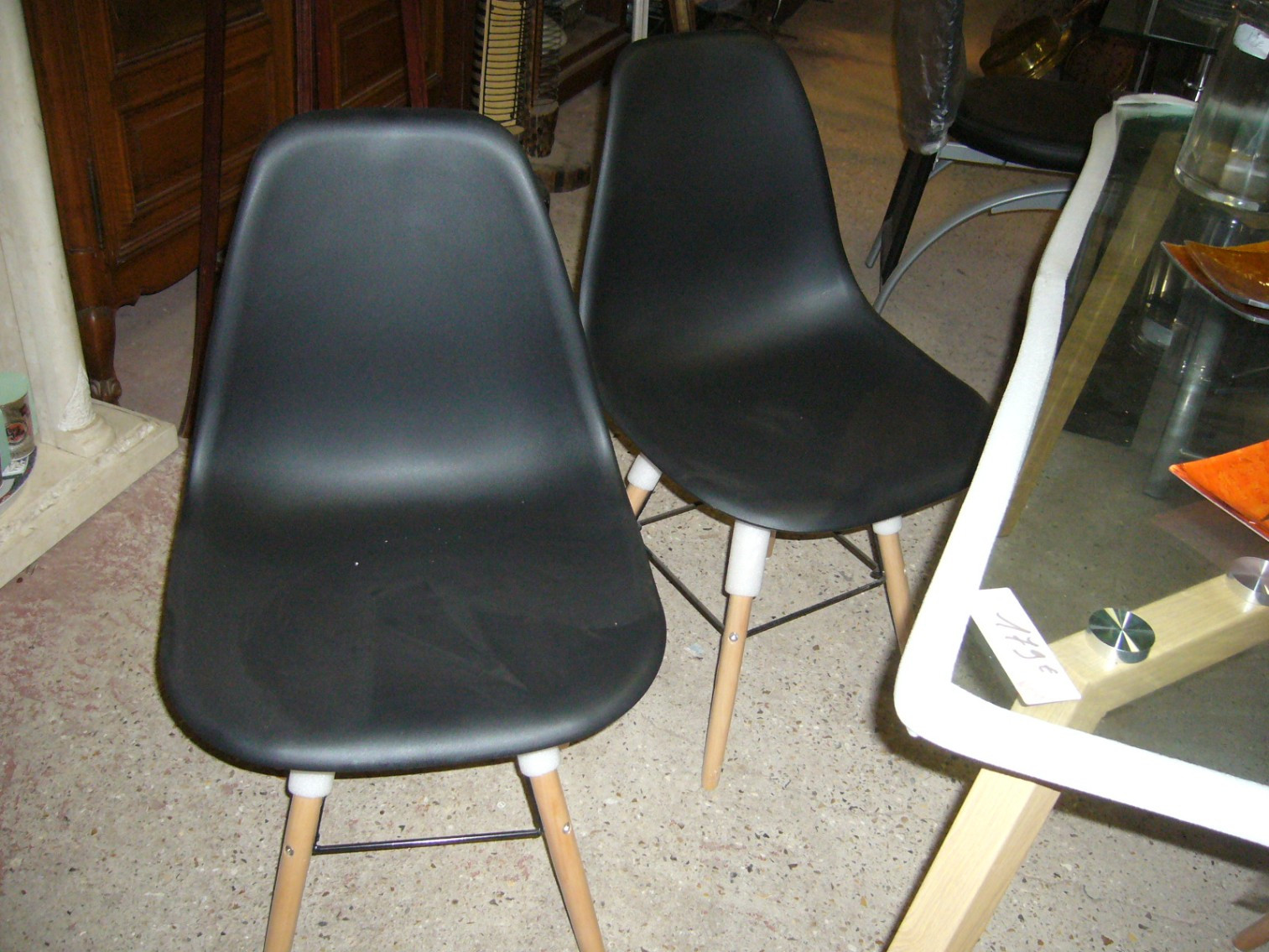
                                                Meuble
                                                 4 chaises neuves, promotion