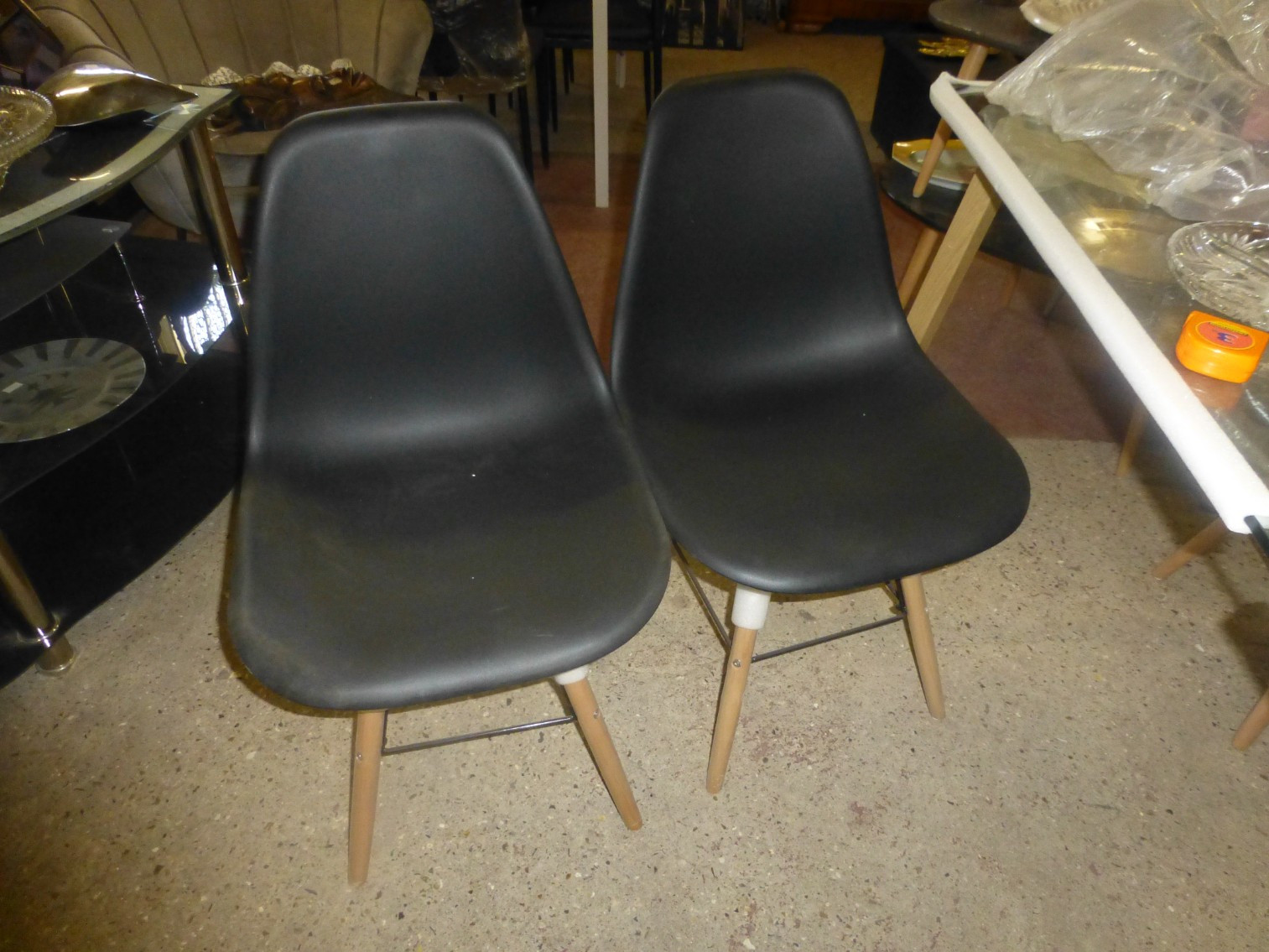 
                                                Meuble
                                                 4 chaises noires neuves