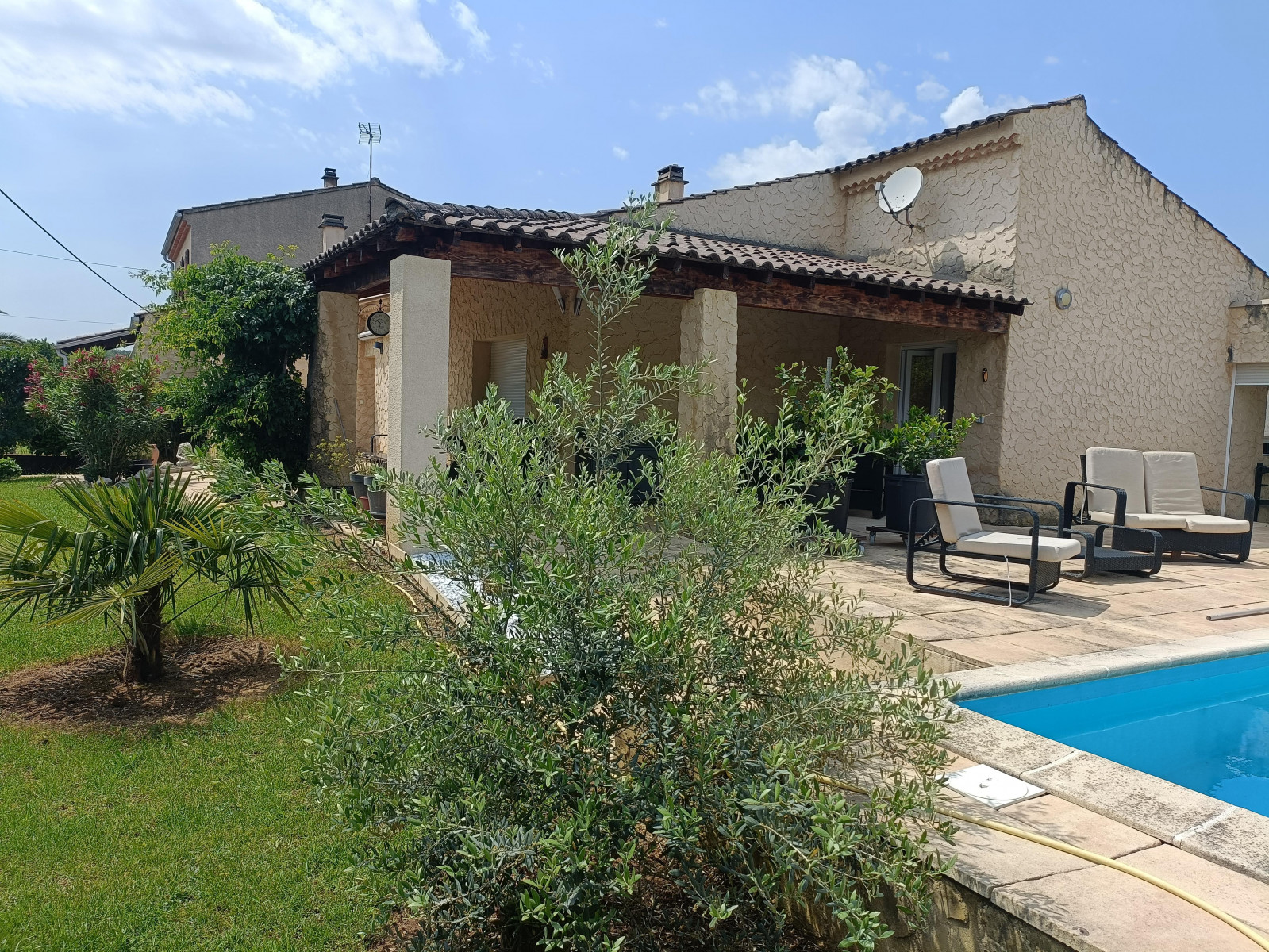
                                                Vente
                                                 4 pièces + 2 chambres et piscine