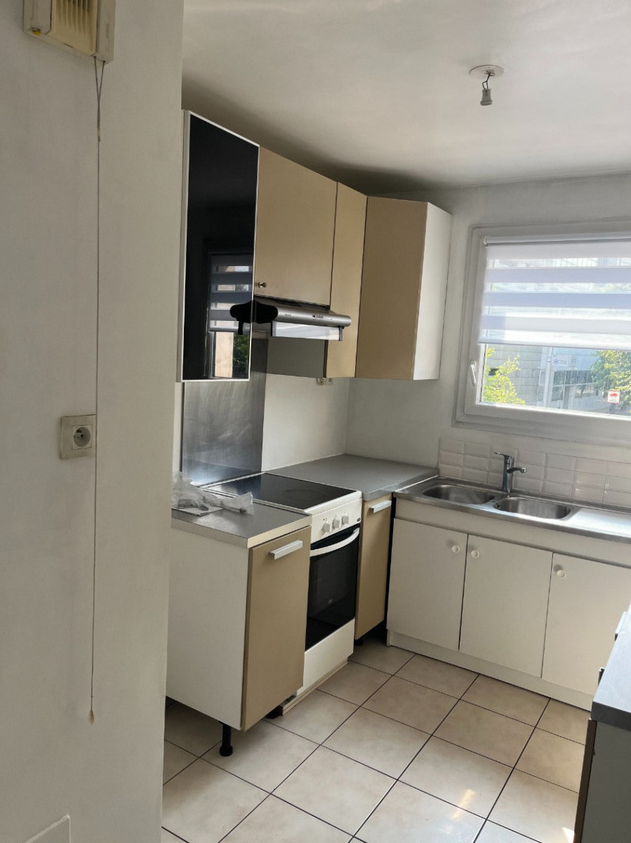 
                                                Location
                                                 4 pièces 3 chambres