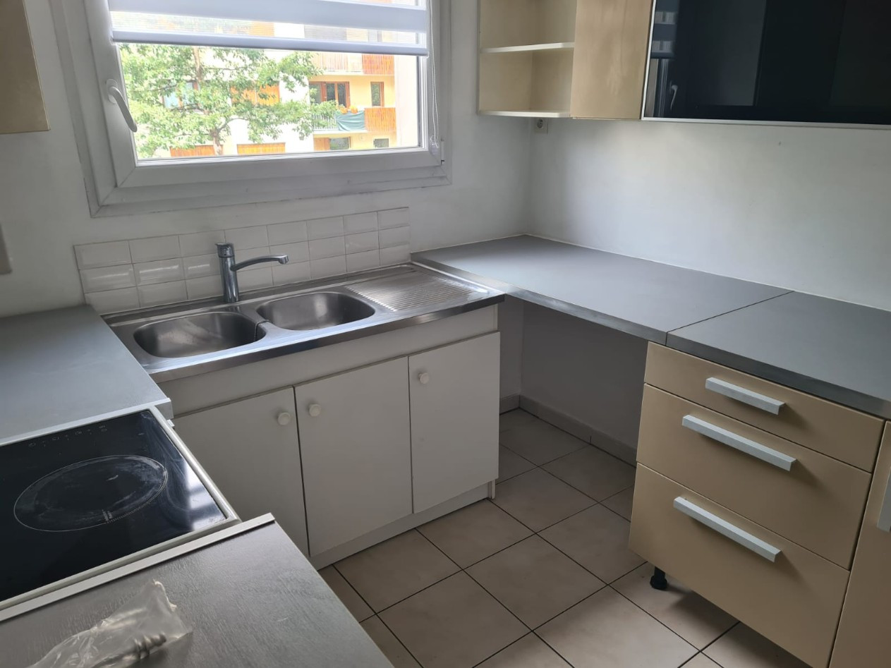 
                                                Location
                                                 4 pièces 3 chambres