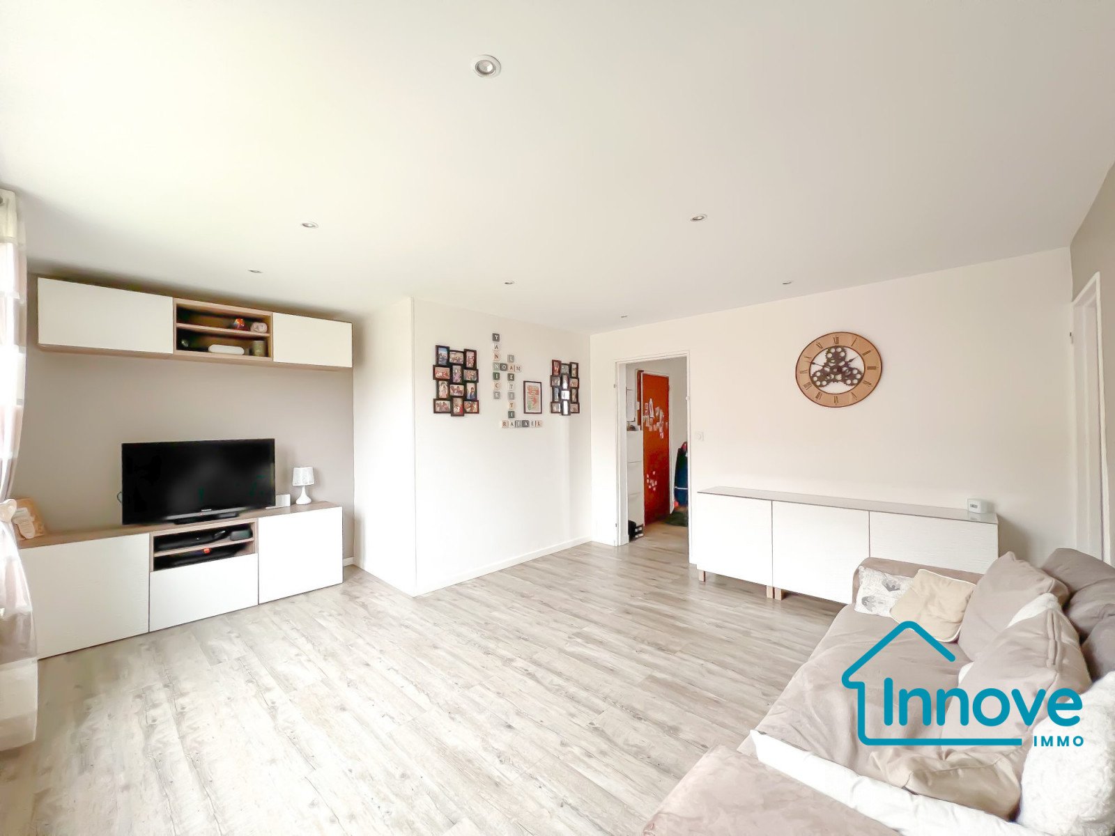 
                                                Vente
                                                 4 PIÈCES LUMINEUX  67 m²  BOX & CAVE