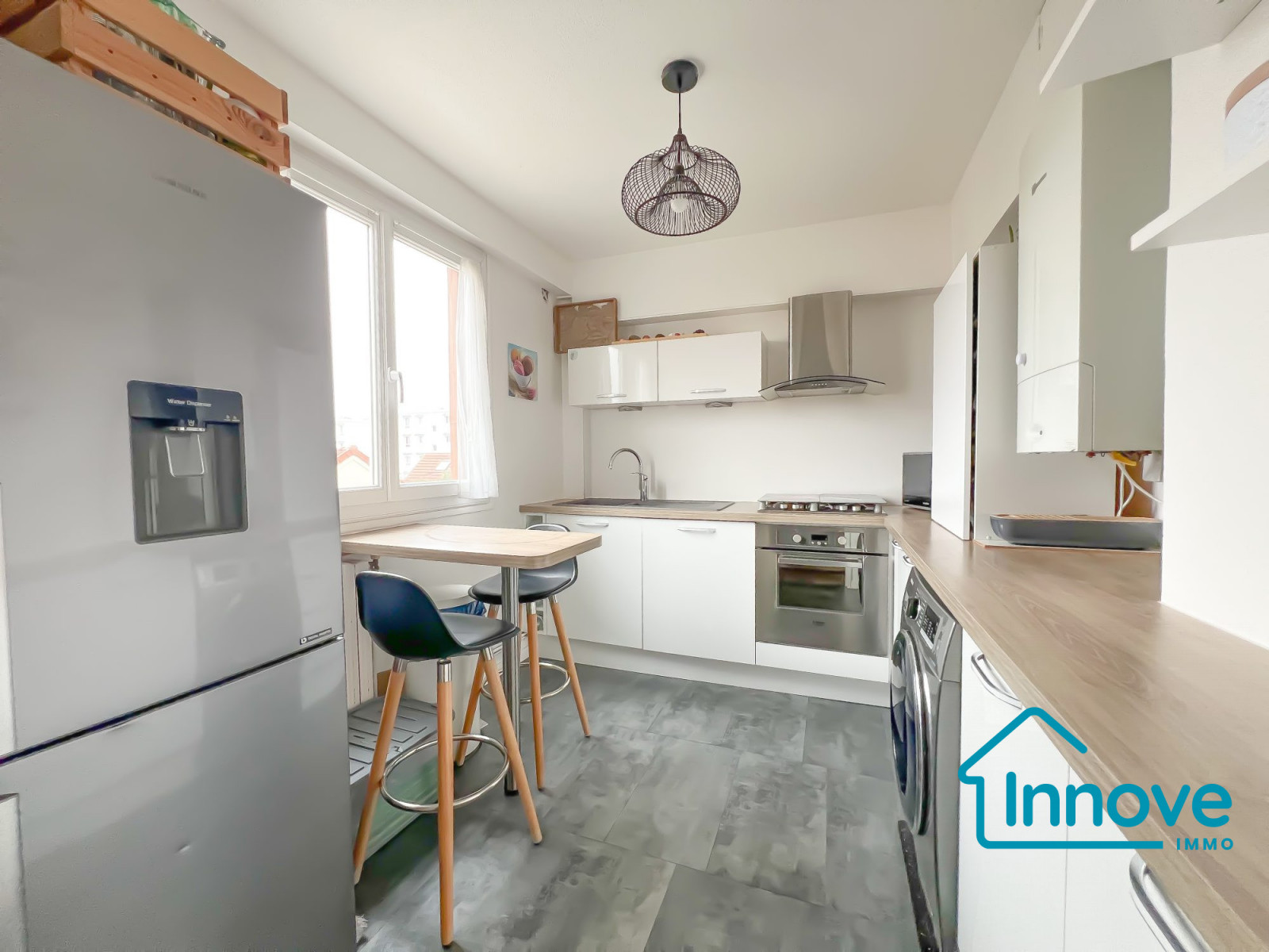 
                                                Vente
                                                 4 PIÈCES LUMINEUX  67 m²  BOX & CAVE