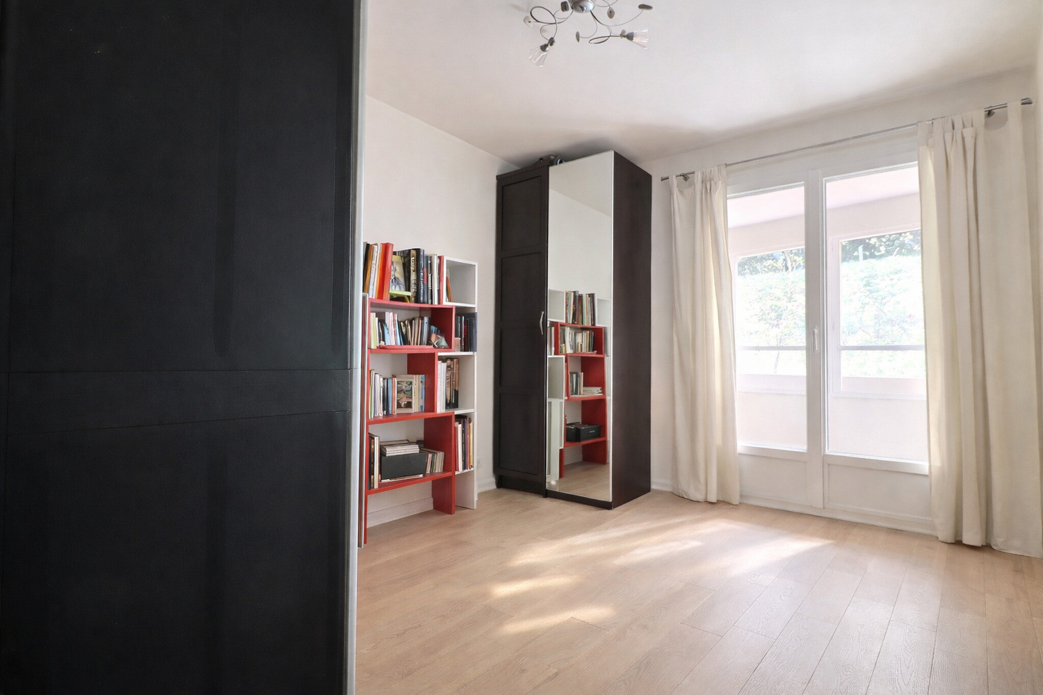 
                                                Vente
                                                 4 Pièces Lumineux de 82m² avec Jardin 141m²