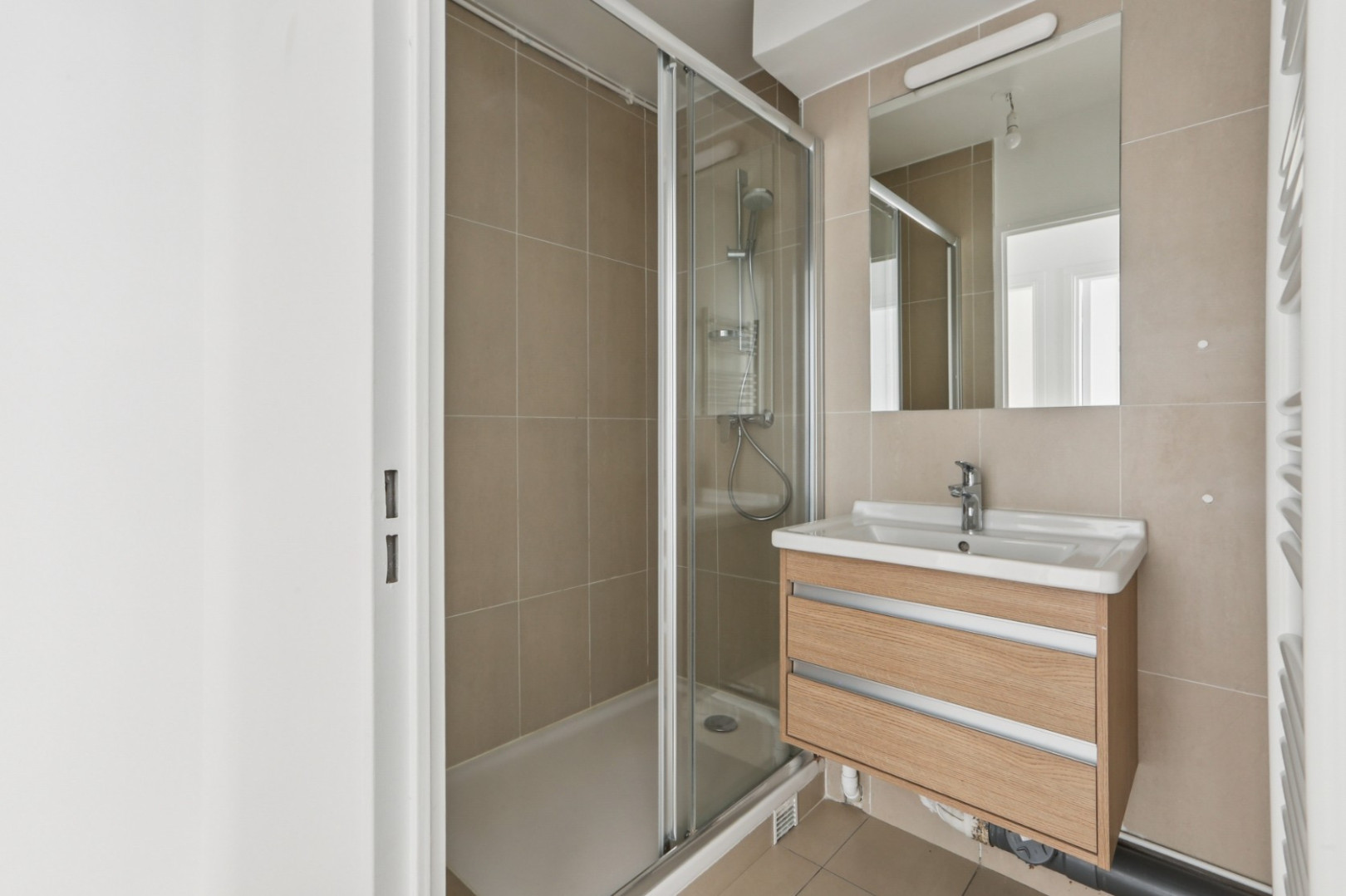 
                                                Vente
                                                 4 PIECES PARFAIT ETAT